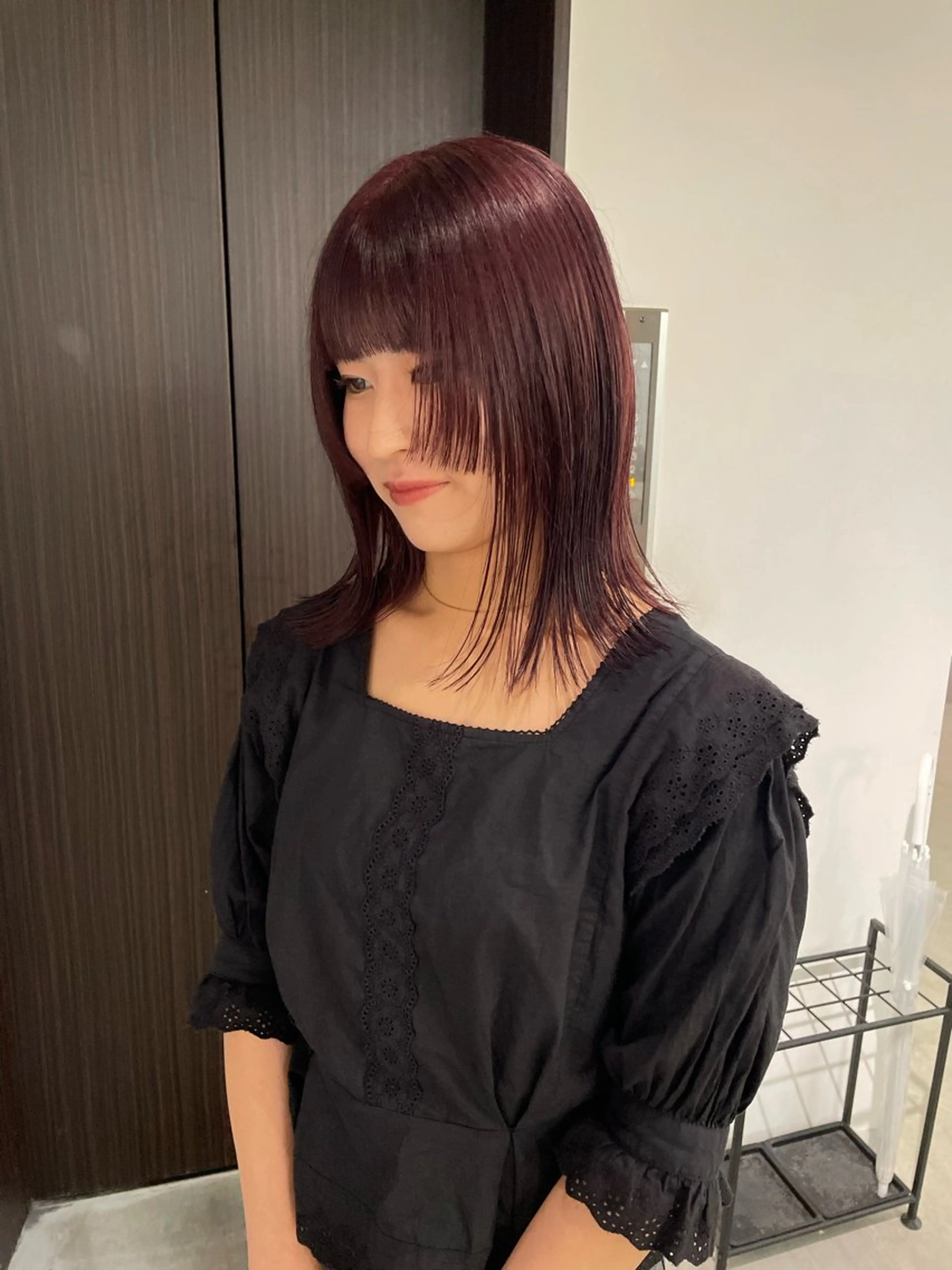 ミディアム カラー ボルドーカラー ブラウンカラー レッドカラー レッドブラウン ヘアカラー トリートメント MIU/ルーツカラー ボブ/顔周りレイヤーのヘアスタイル