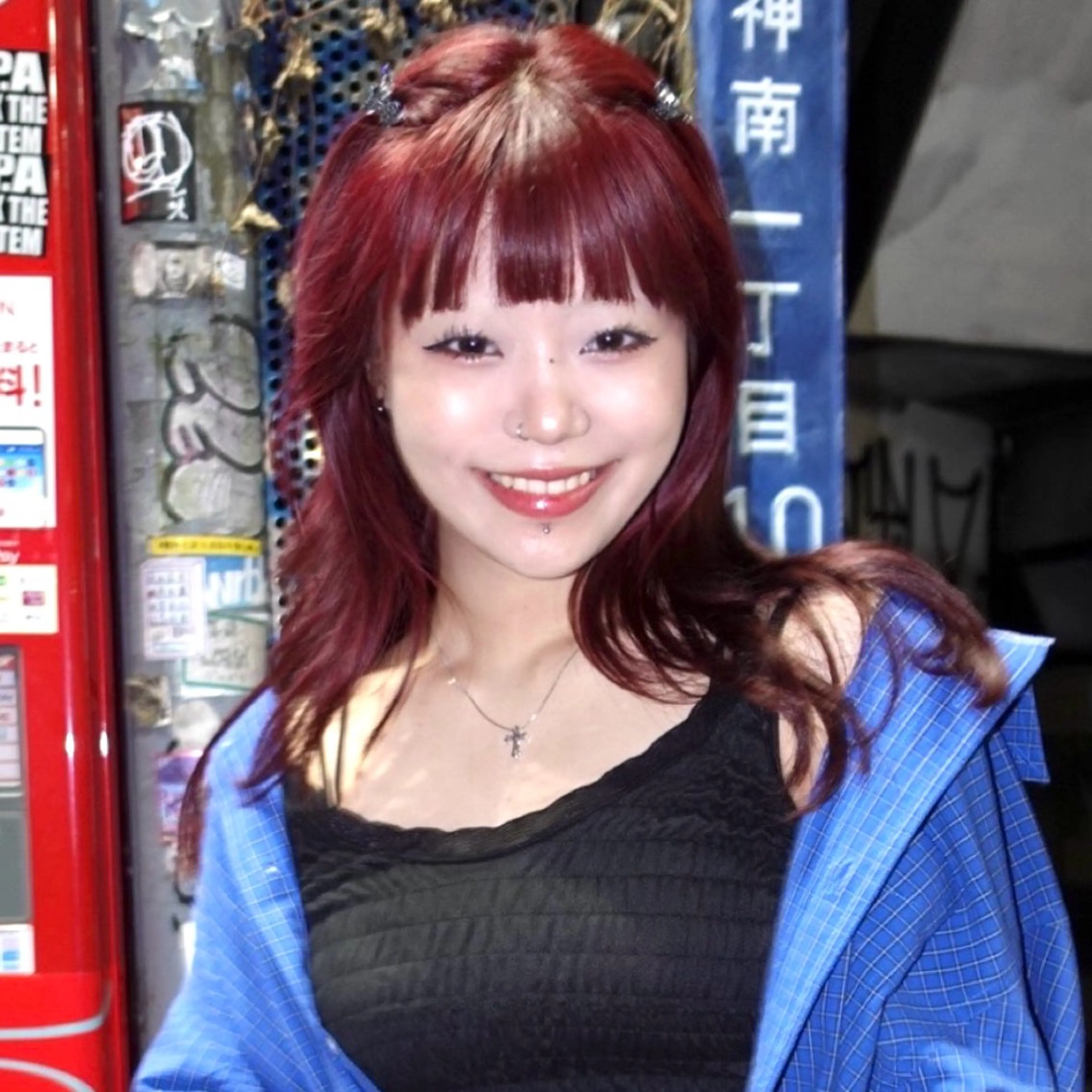 ロング カラー 黒髪 ブルーカラー ブルーブラック レッドカラー ハッシュカット カット ヘアカラー トリートメント レイヤーカット ダブルカラーのヘアスタイル