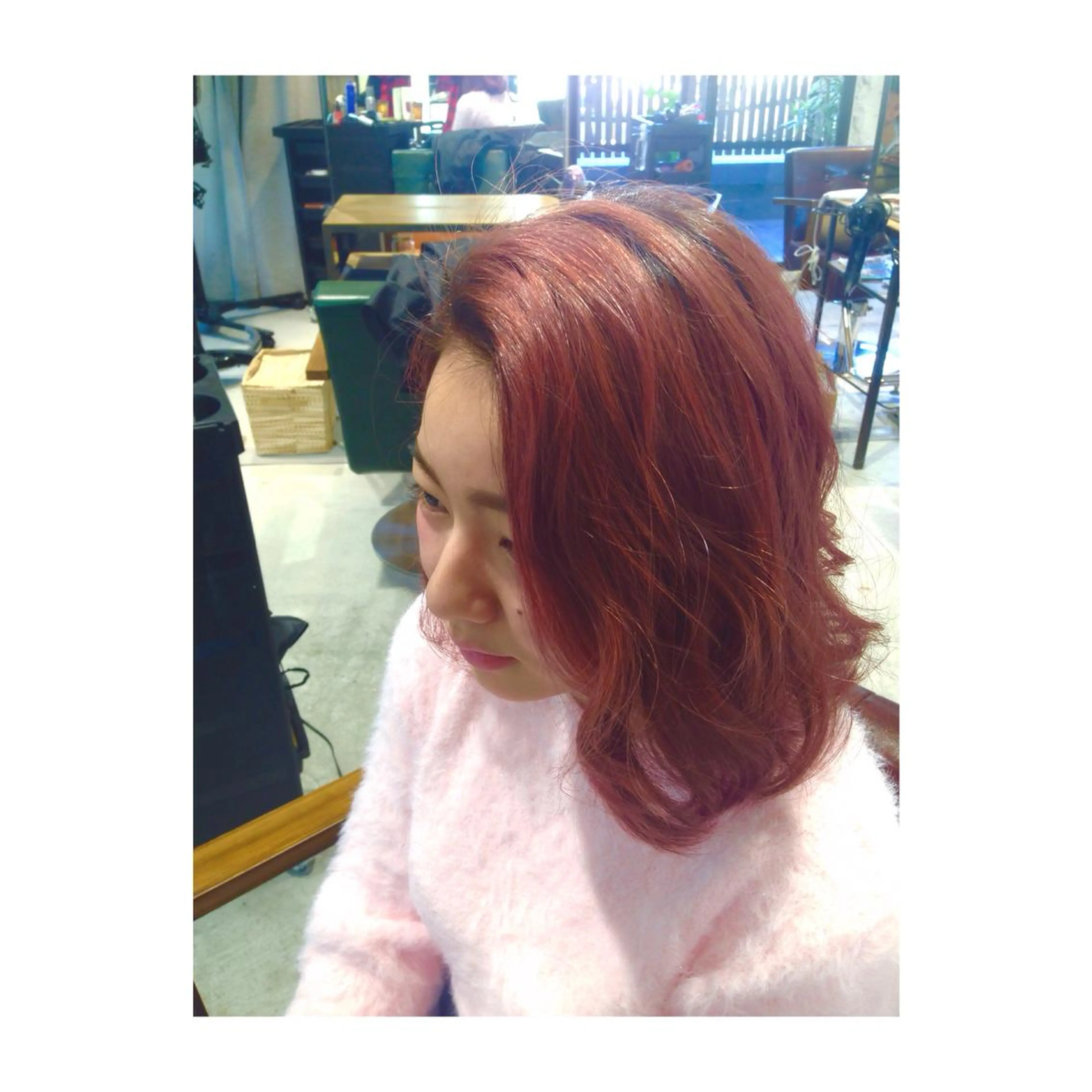 ミディアム セミロング カラー ピンクカラー シアーピンク アオガミ （前髪顔周りカット）のヘアスタイル
