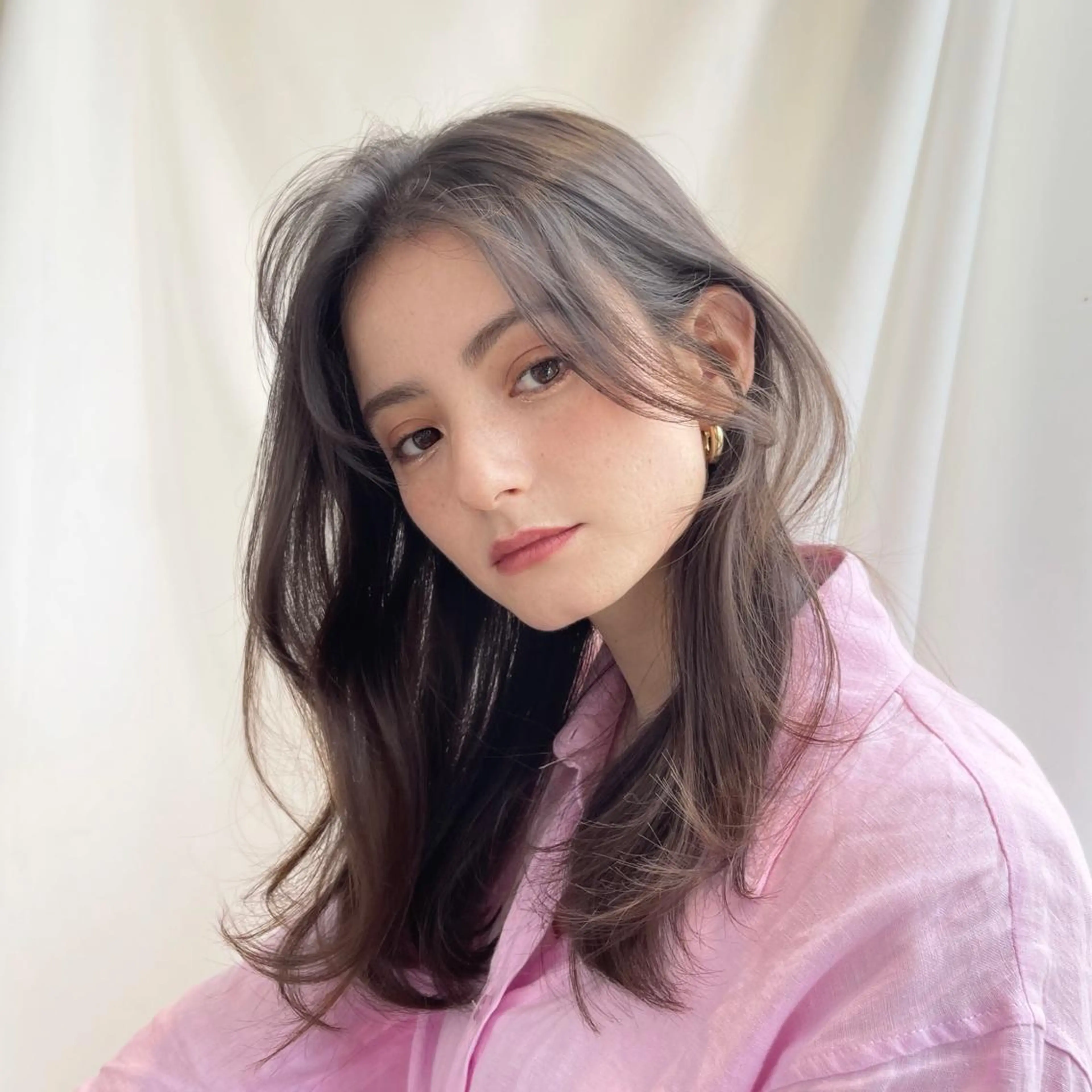 ミディアム くびれヘア レイヤーカット 似合わせカット 小顔カット カット ヘアカラー トリートメント ボブパーマ ウルフパーマのヘアスタイル