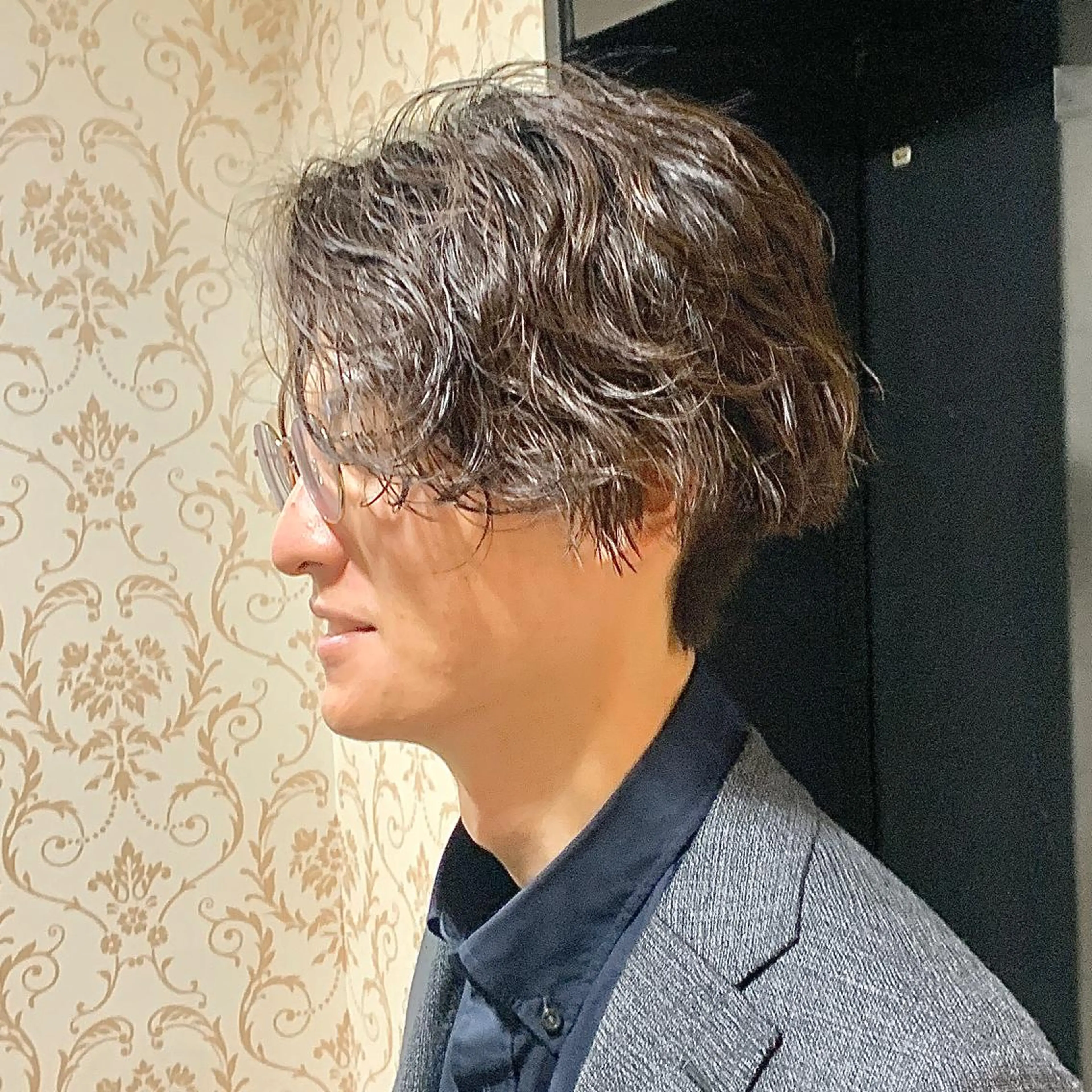 ミディアム パーマ メンズ ミディアムパーマ カルマパーマ メンズ韓国風 メンズパーマ スペインカール メンズパーマ/ メンズ縮毛矯正美容師のヘアスタイル
