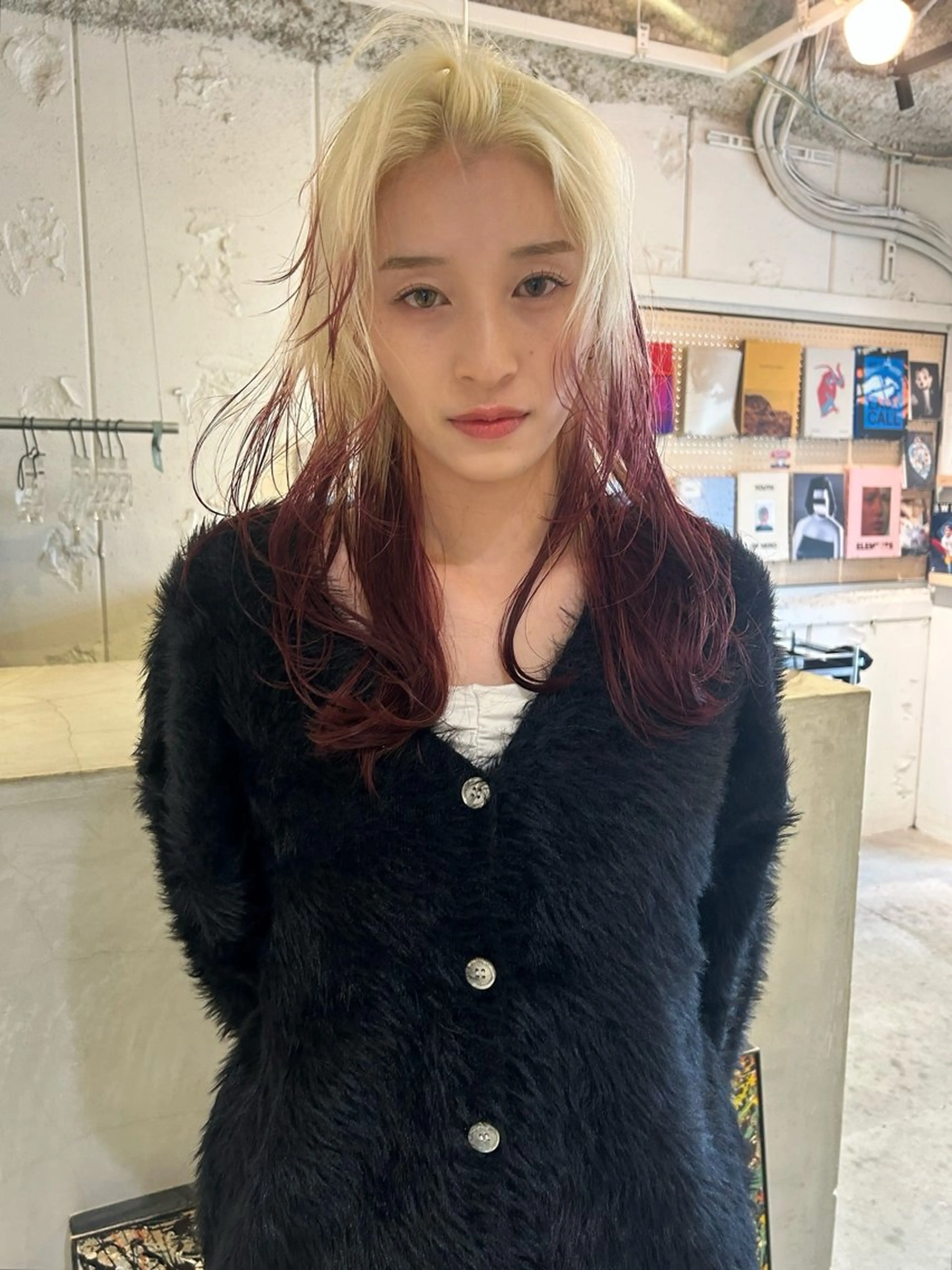 ロング カラー ブロンド デザインカラー レッドカラー レイヤーカット カット ヘアカラー トリートメント Loom.所属・村上雅人 ナチュラルモードのヘアスタイル