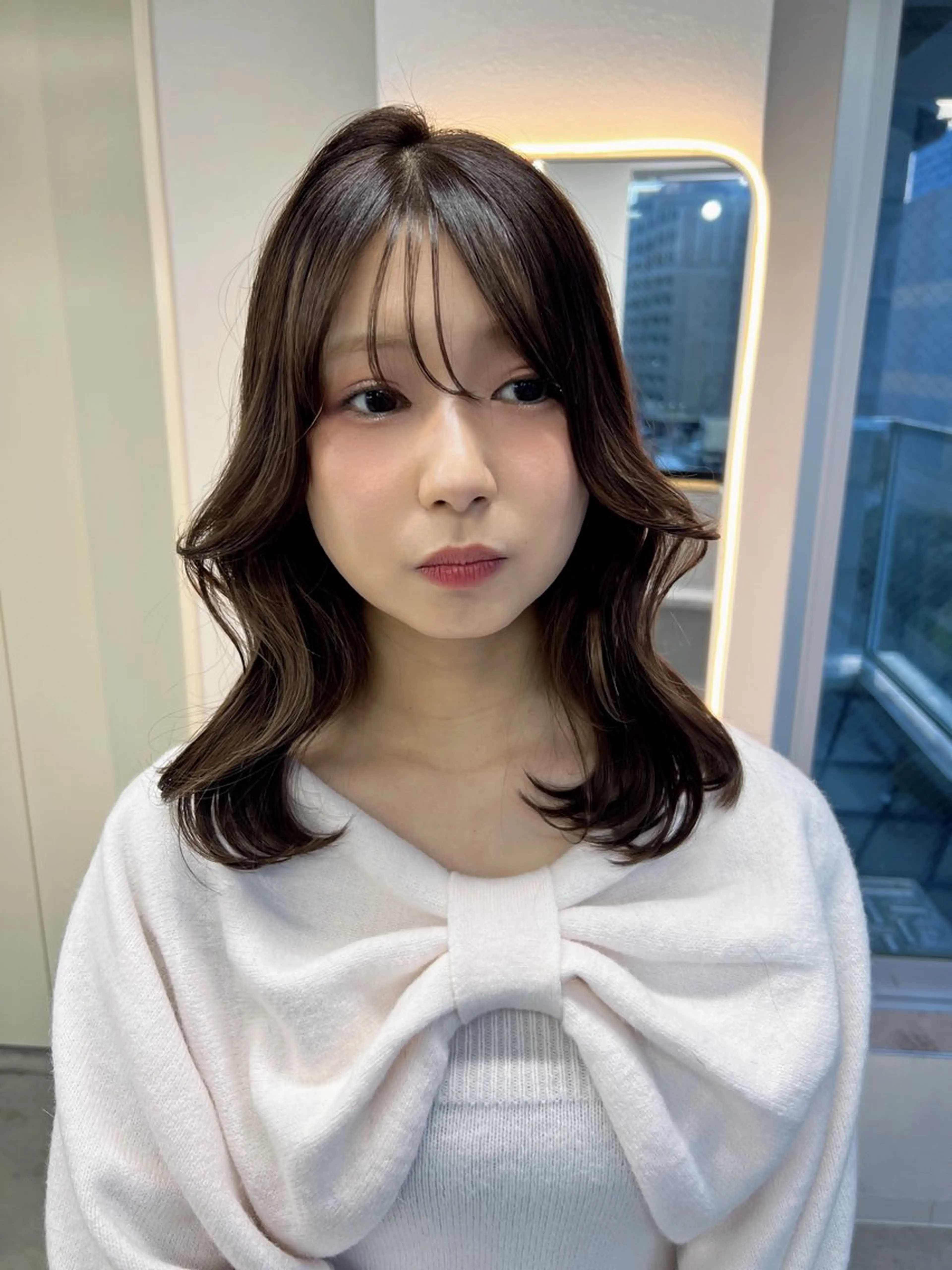 ミディアム カット ヘアカラー maya レイヤーカットのヘアスタイル