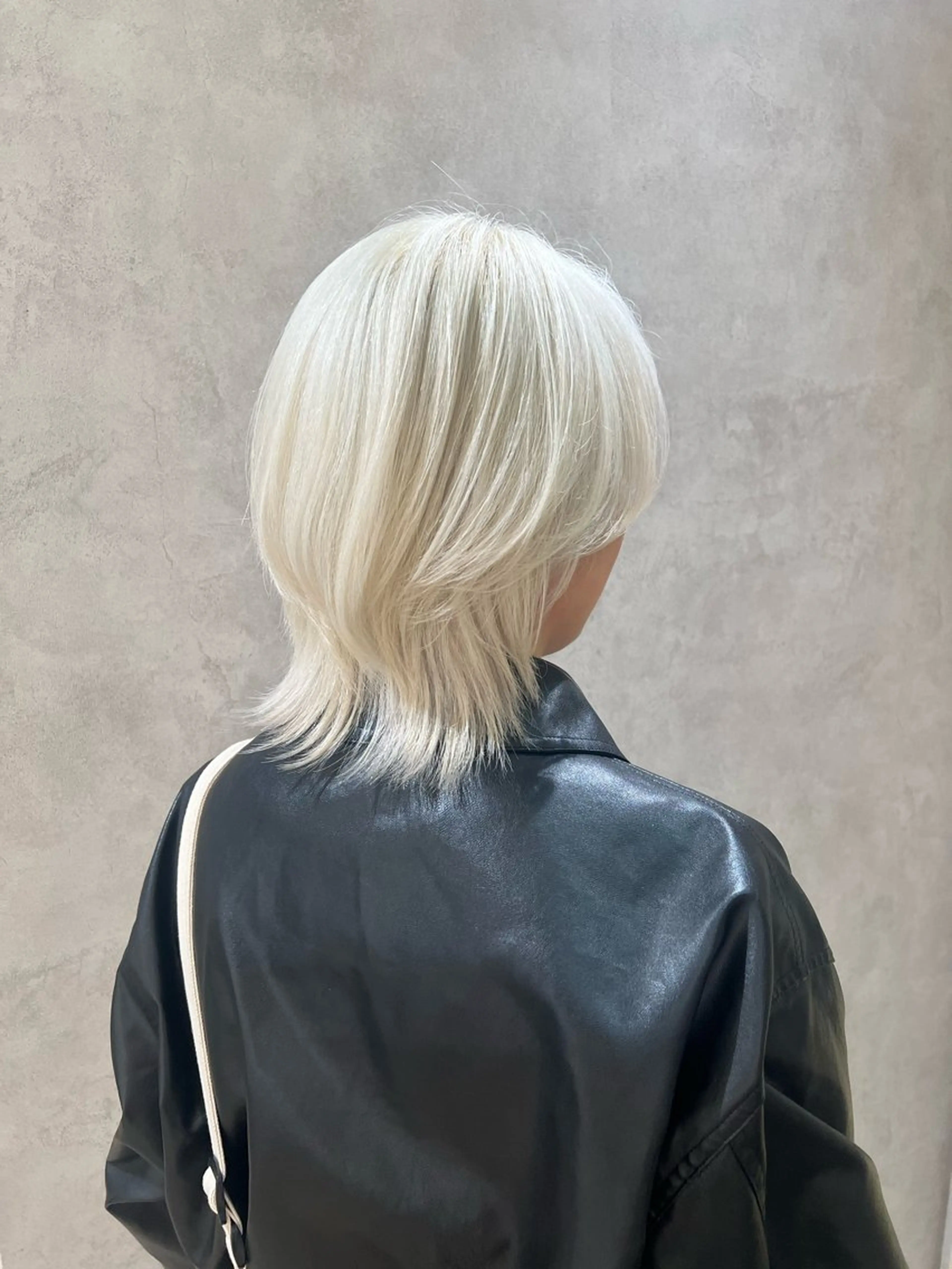 ショート カラー ブリーチ 透明感カラー シルバー ホワイトシルバー ウルフカット 茂木 未海のヘアスタイル