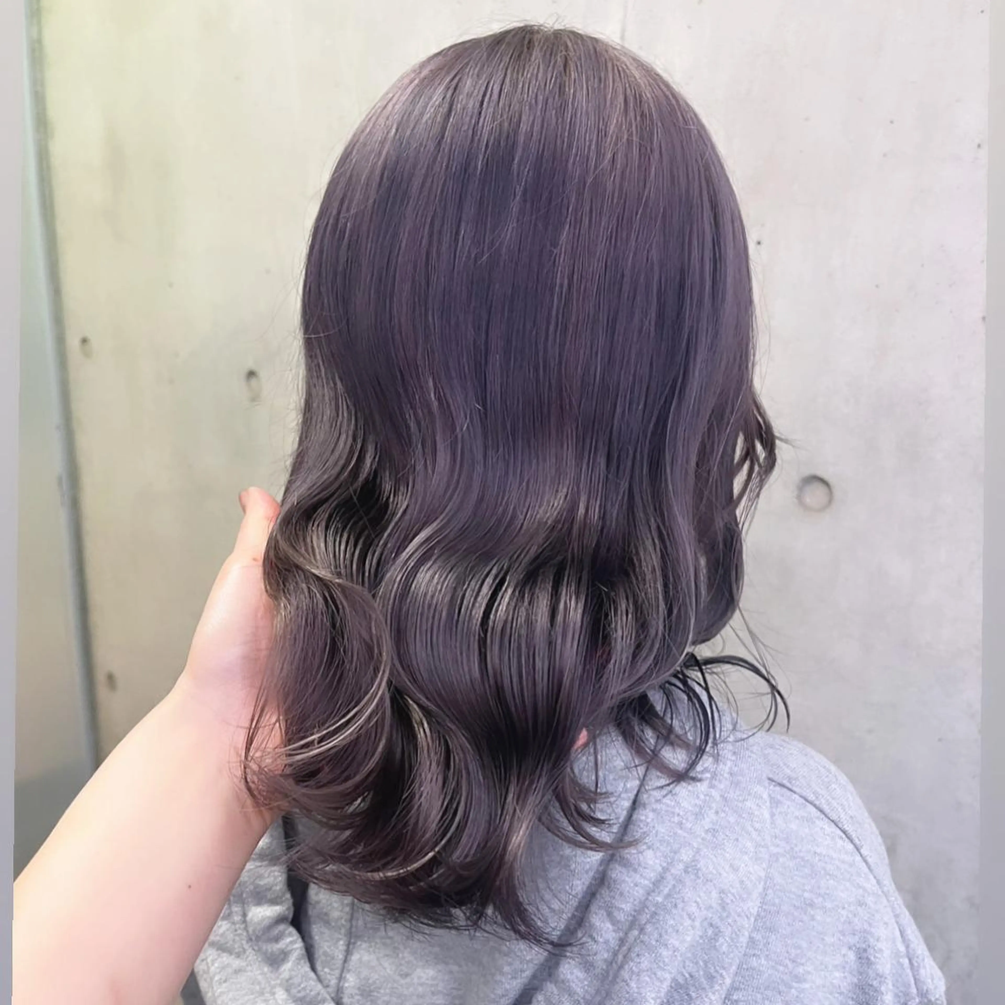 セミロング カラー ブルーカラー ブルーラベンダー グレージュ ハイトーンカラー ラベンダーカラー ヘアカラー トリートメント ヘッドスパ ヘアセット カジュアルを女っぽく 𝗮𝘆𝗮𝗰𝗼のヘアスタイル