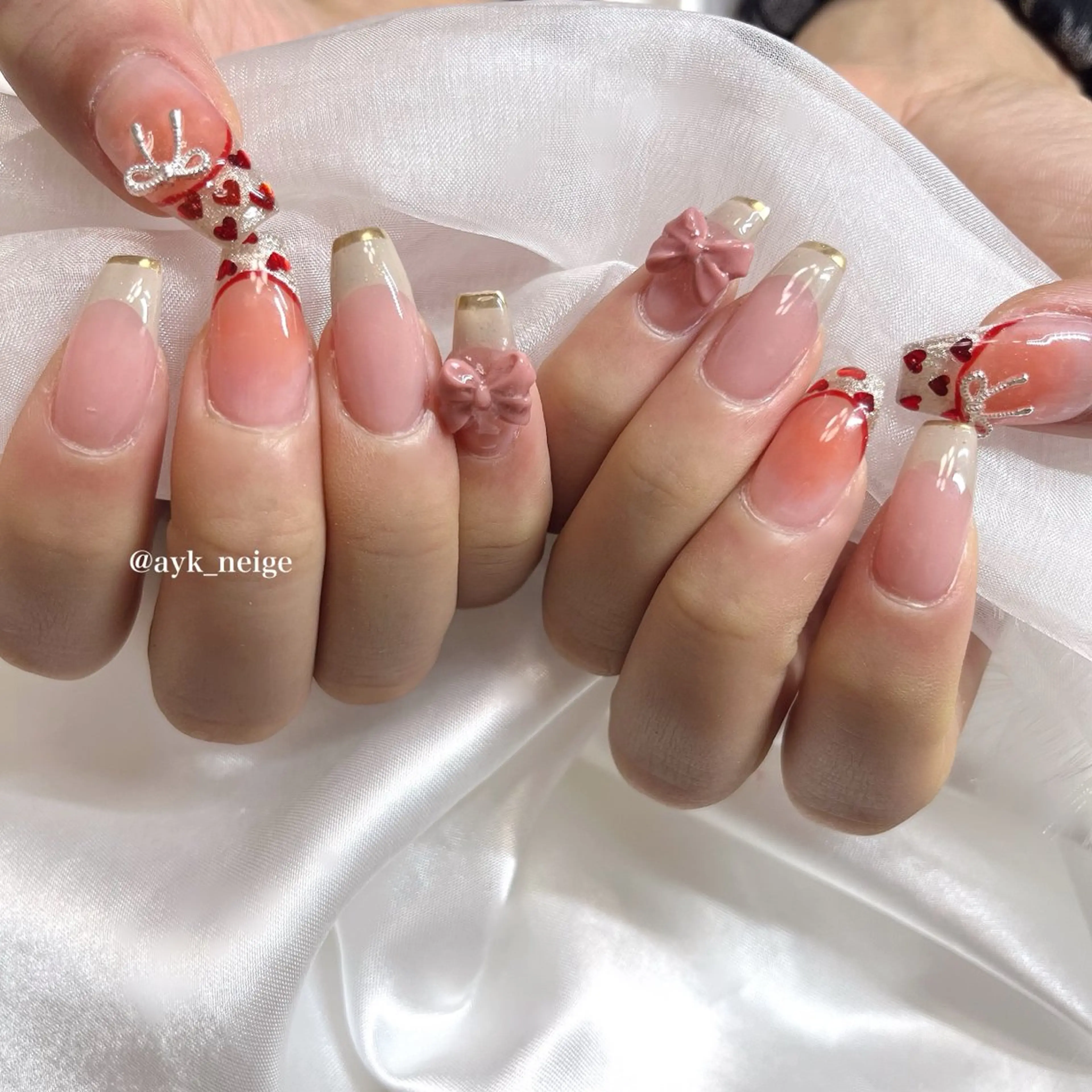 ネイル フットネイル キラキラネイル 韓国ネイル リボン シンプルネイル n'eige nail所属・大谷 綾香のネイルデザイン
