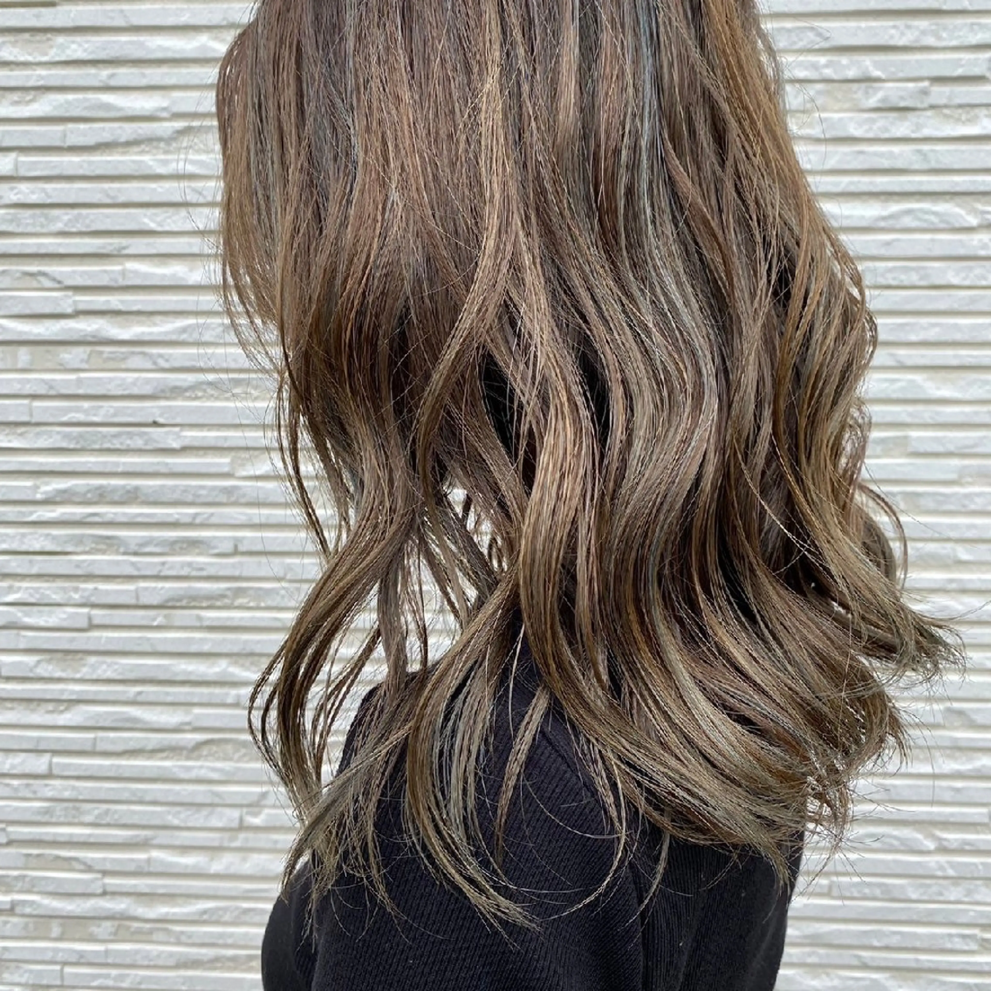 ロング カラー アッシュ グレージュ ハイトーンカラー 婦中／メンズ/パーマ カラー/縮毛/波巻きのヘアスタイル