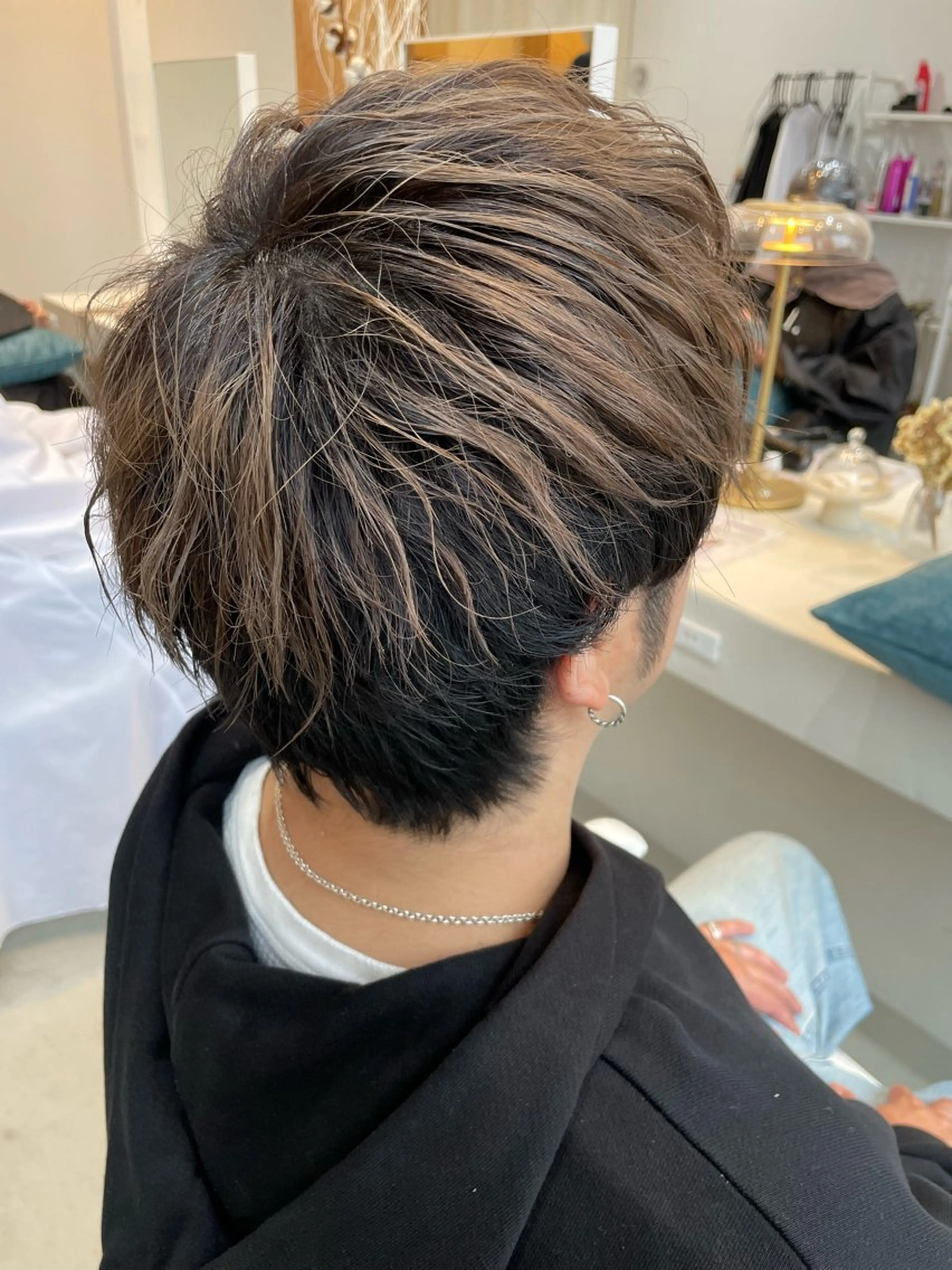 カラー メンズ メンズブリーチ メンズパーマ 刈り上げ ベージュカラー ブリーチ un【アン】所属・【un】 MANAのヘアスタイル