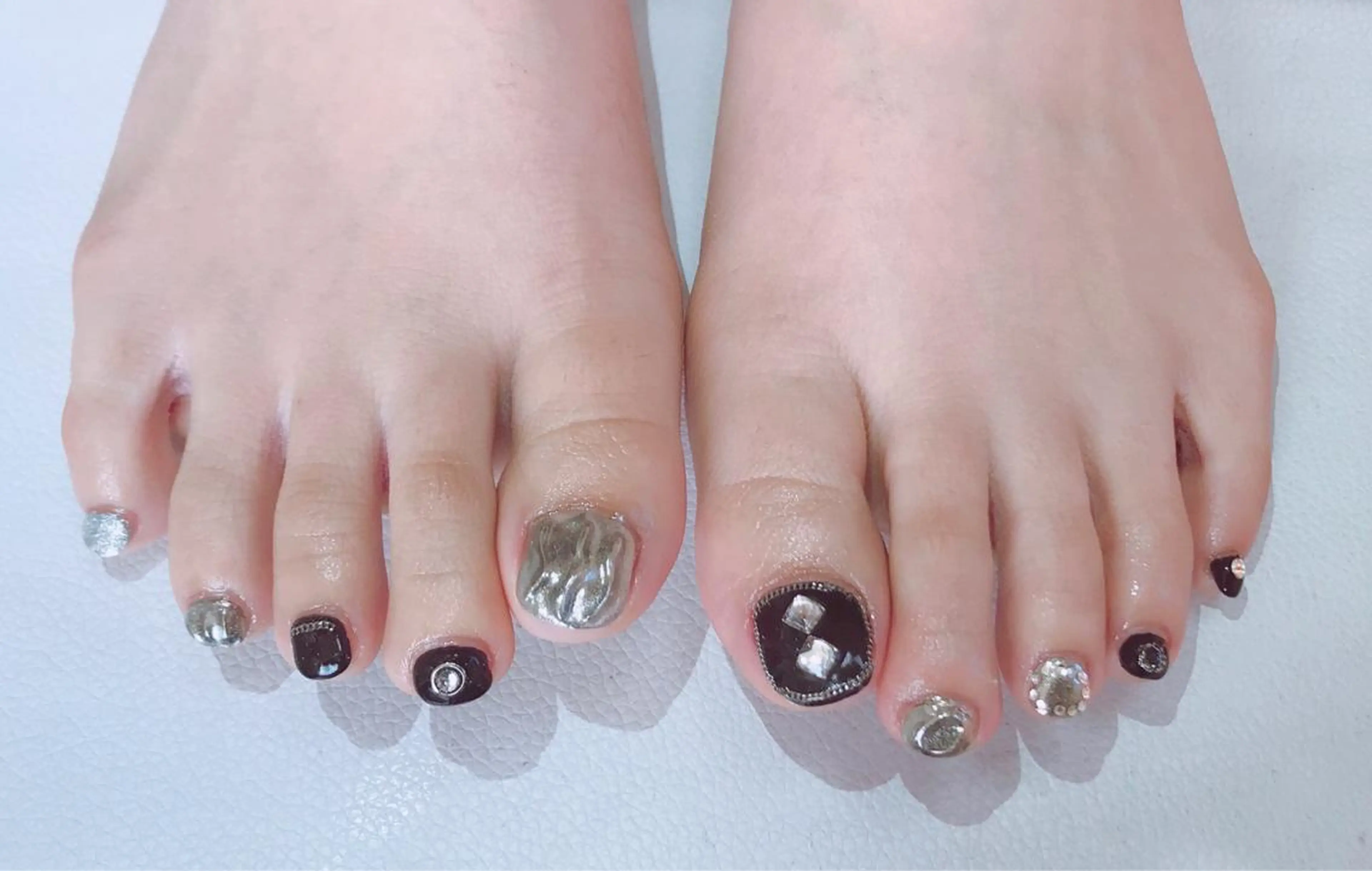 ネイル ミラーネイル シルバー フットネイル Flam Nailのネイルデザイン