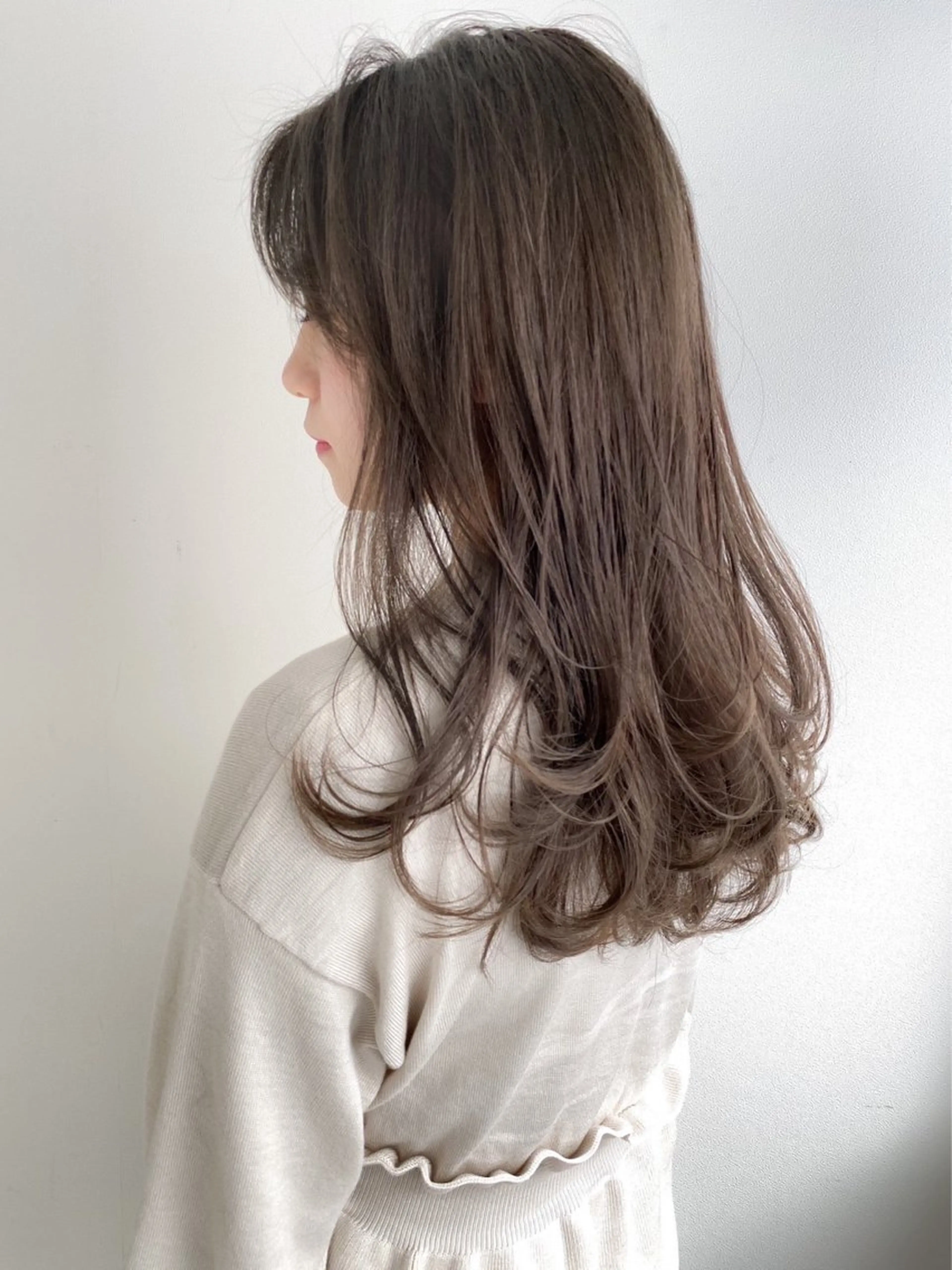 カラー ベージュカラー ブラウンカラー ブラウンベージュ 透明感カラー フォギーベージュ ヘアカラー 辺見 葵のヘアスタイル