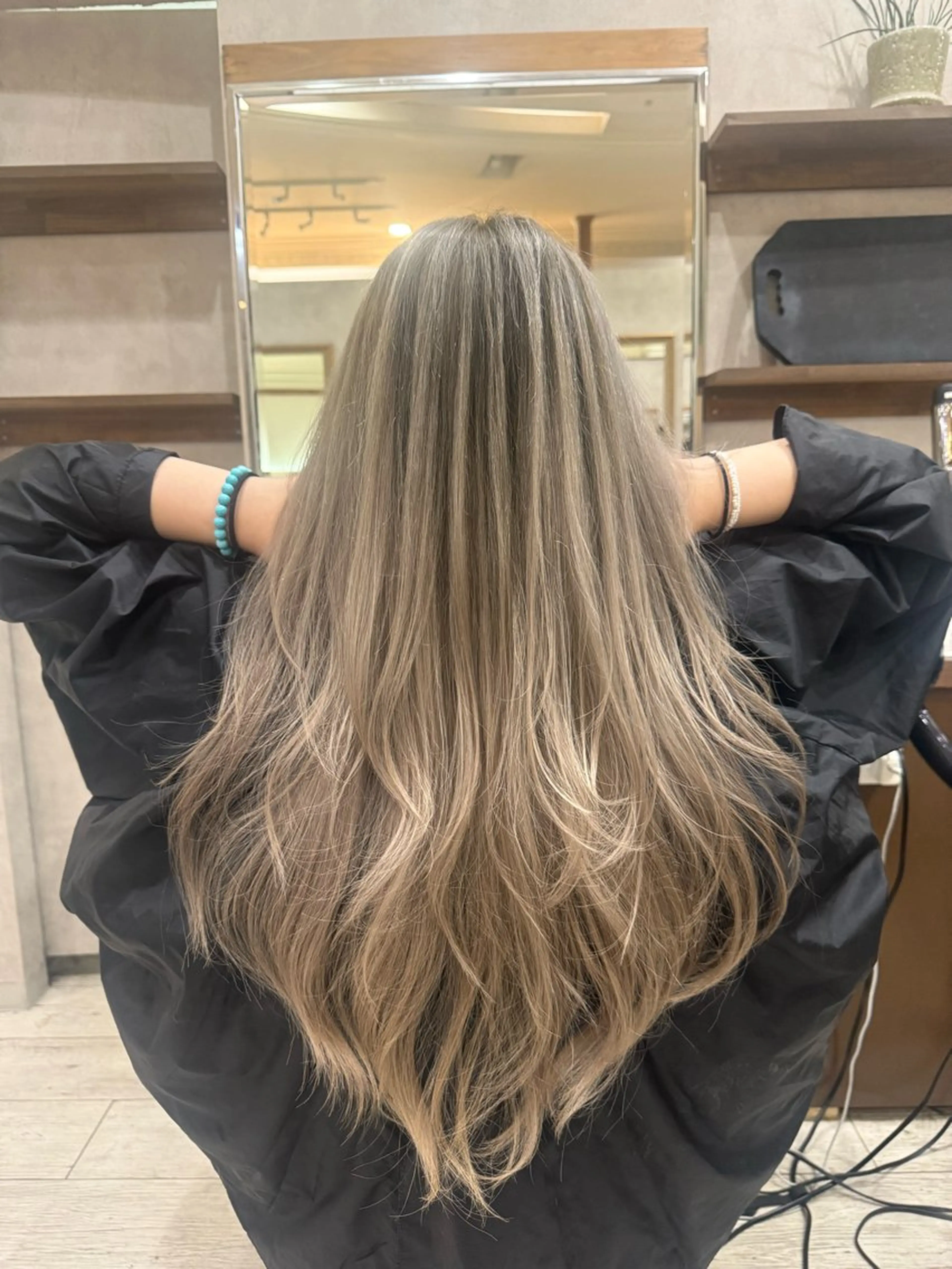 ロング カラー バレイヤージュ ハイトーンカラー レイヤーカット ヘアカラー トリートメント 長井 歓菜のヘアスタイル