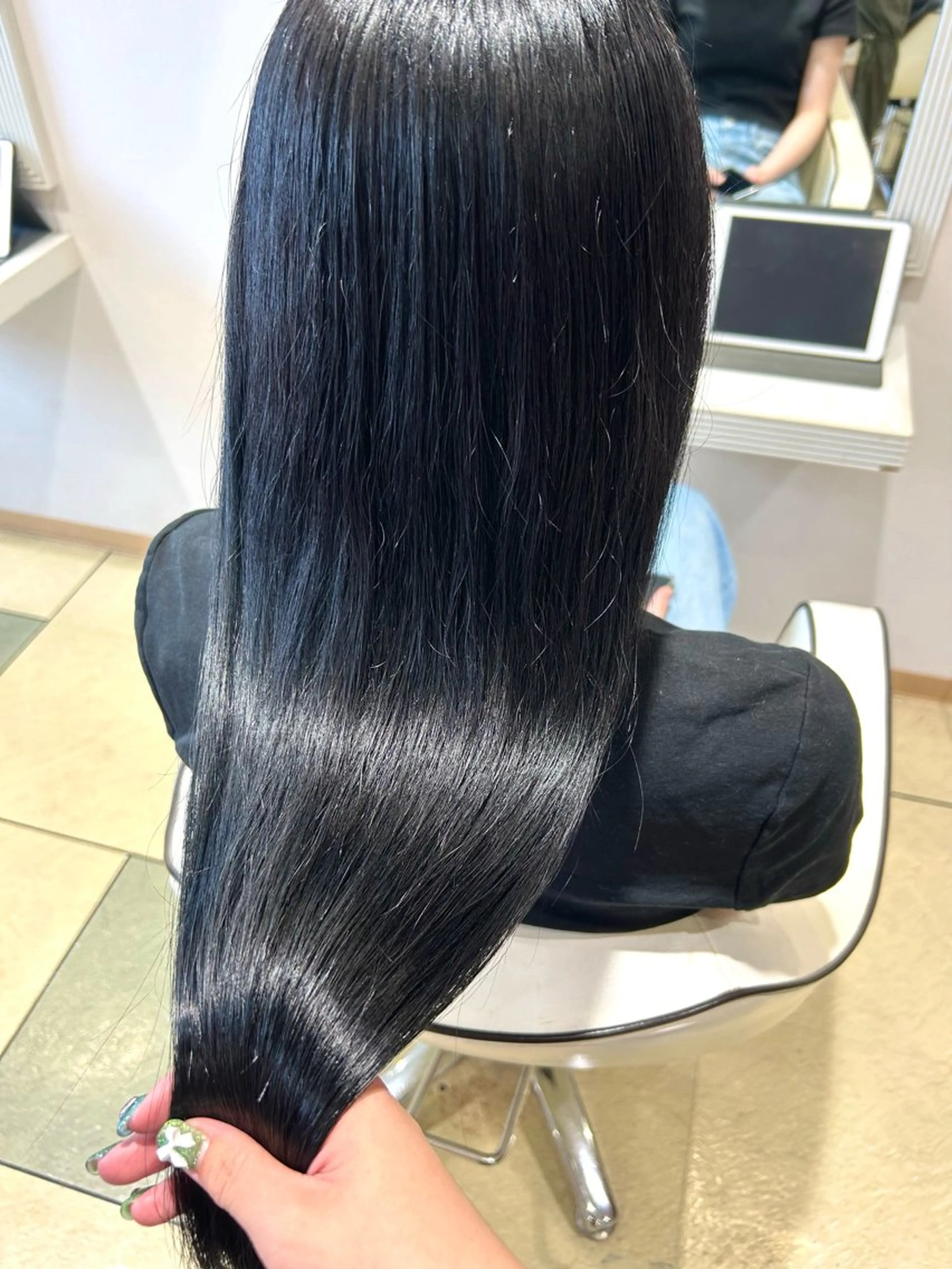 ロング カラー 黒髪 ブリーチ ブルーカラー ブルーブラック カット ヘアカラー トリートメント 🩷愛咲🩷レイヤー /透明感カラーのヘアスタイル