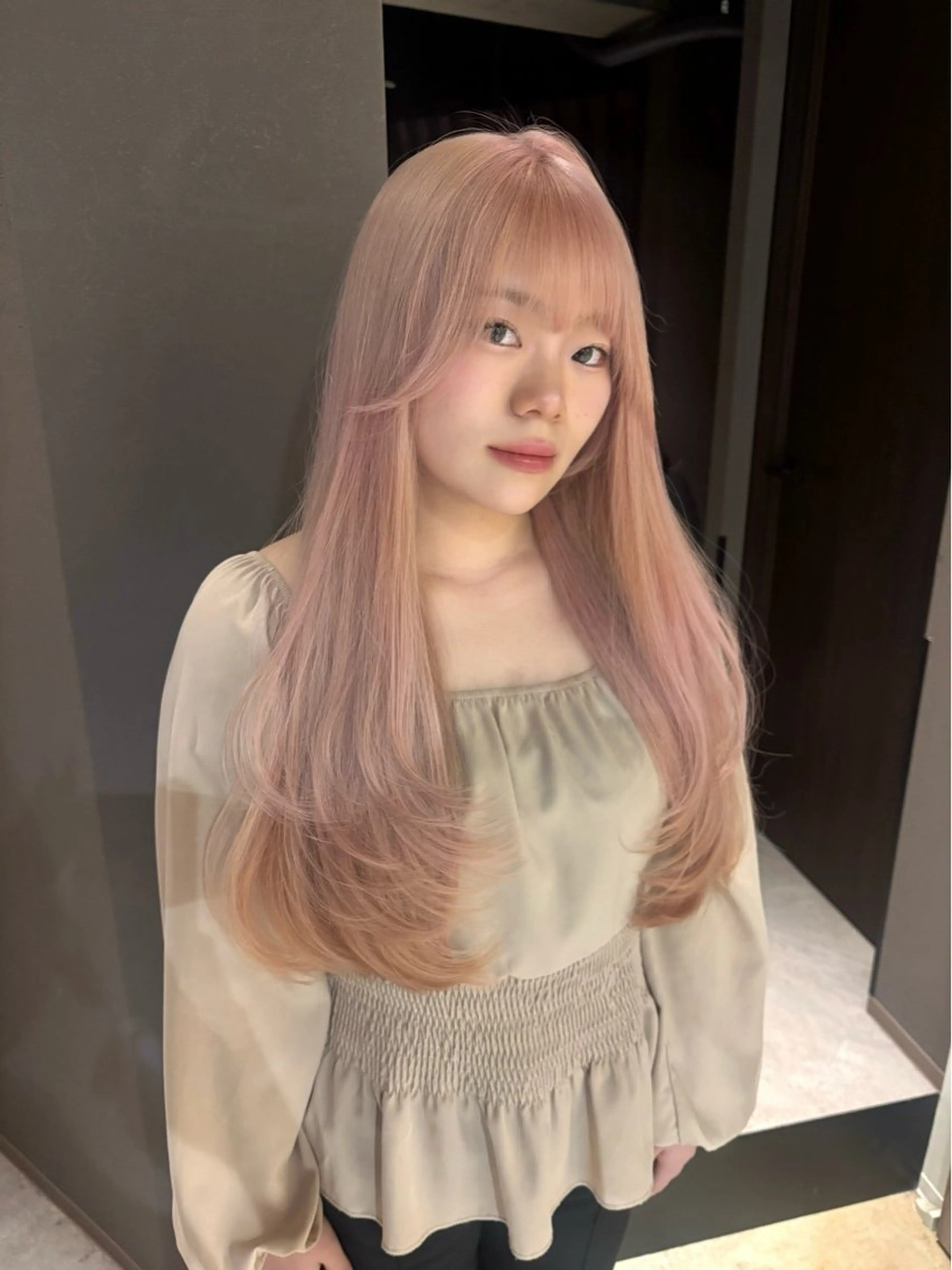ロング カラー ブリーチ ピンクカラー ホワイトピンク ヘアカラー トリートメント ヘッドスパ ヘアセット 透明感カラー・レイヤ ー🎀amika🎀のヘアスタイル