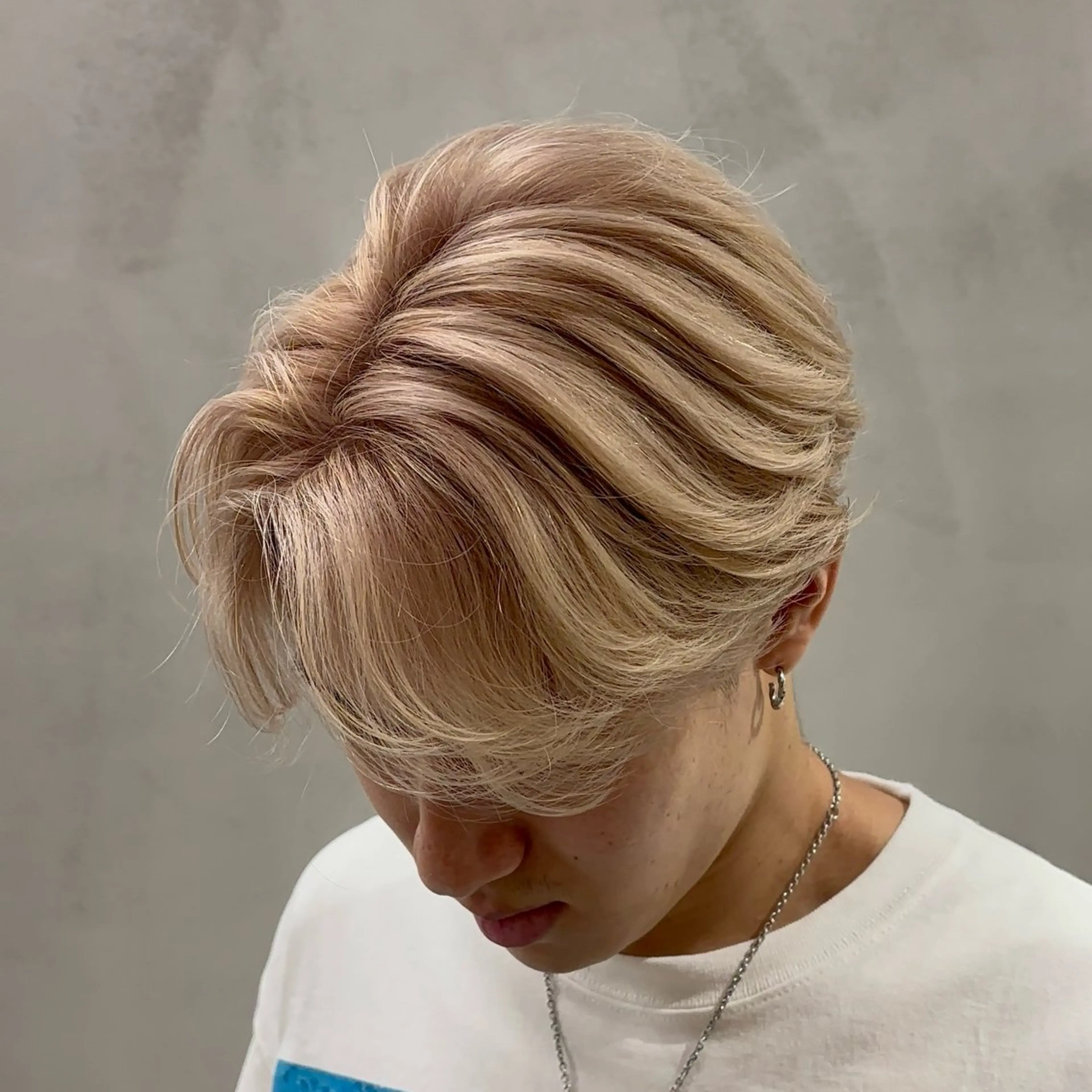 カラー メンズ ベージュカラー ホワイトベージュ カット ヘアカラー 縮毛矯正 トリートメント オカベ ショウマのヘアスタイル