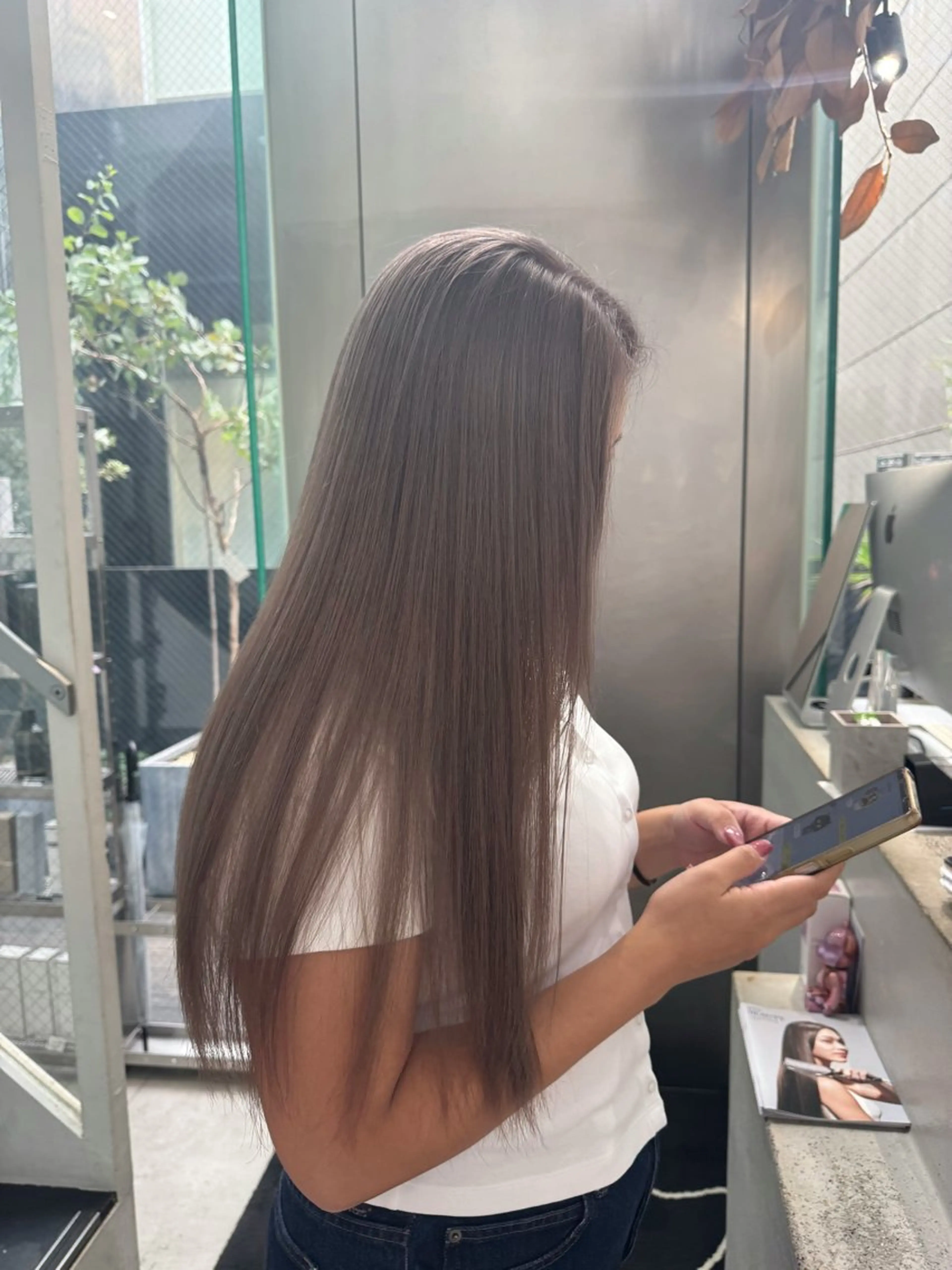 ロング カラー ベージュカラー ブリーチ ミルクティーベージュ ヘアカラー トリートメント mao/天神ブリーチ ハイトーンカラーのヘアスタイル