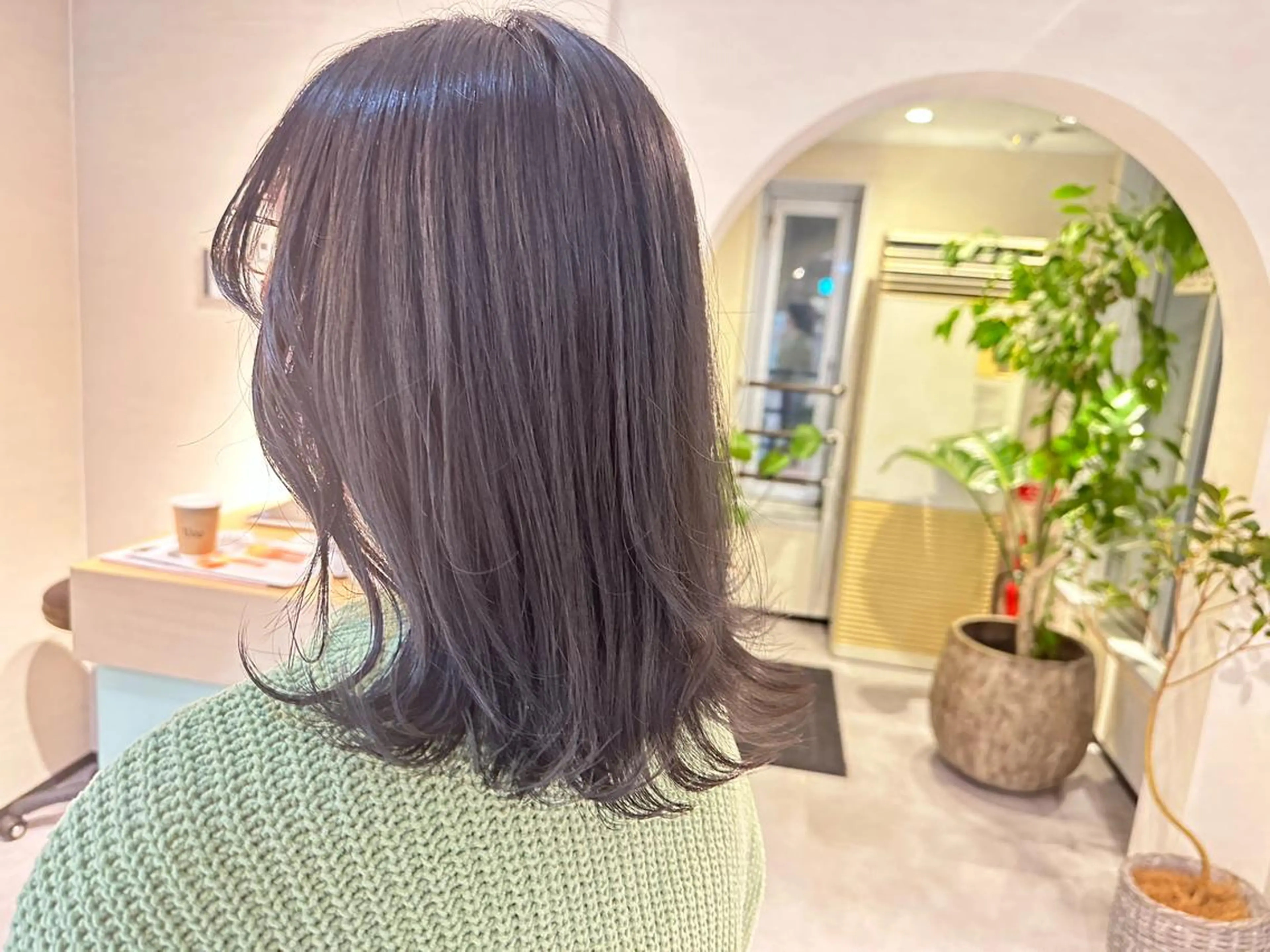 ミディアム カラー グレージュ 伸ばしかけ 外ハネヘア 【Uneユヌ】菊地 春那のヘアスタイル