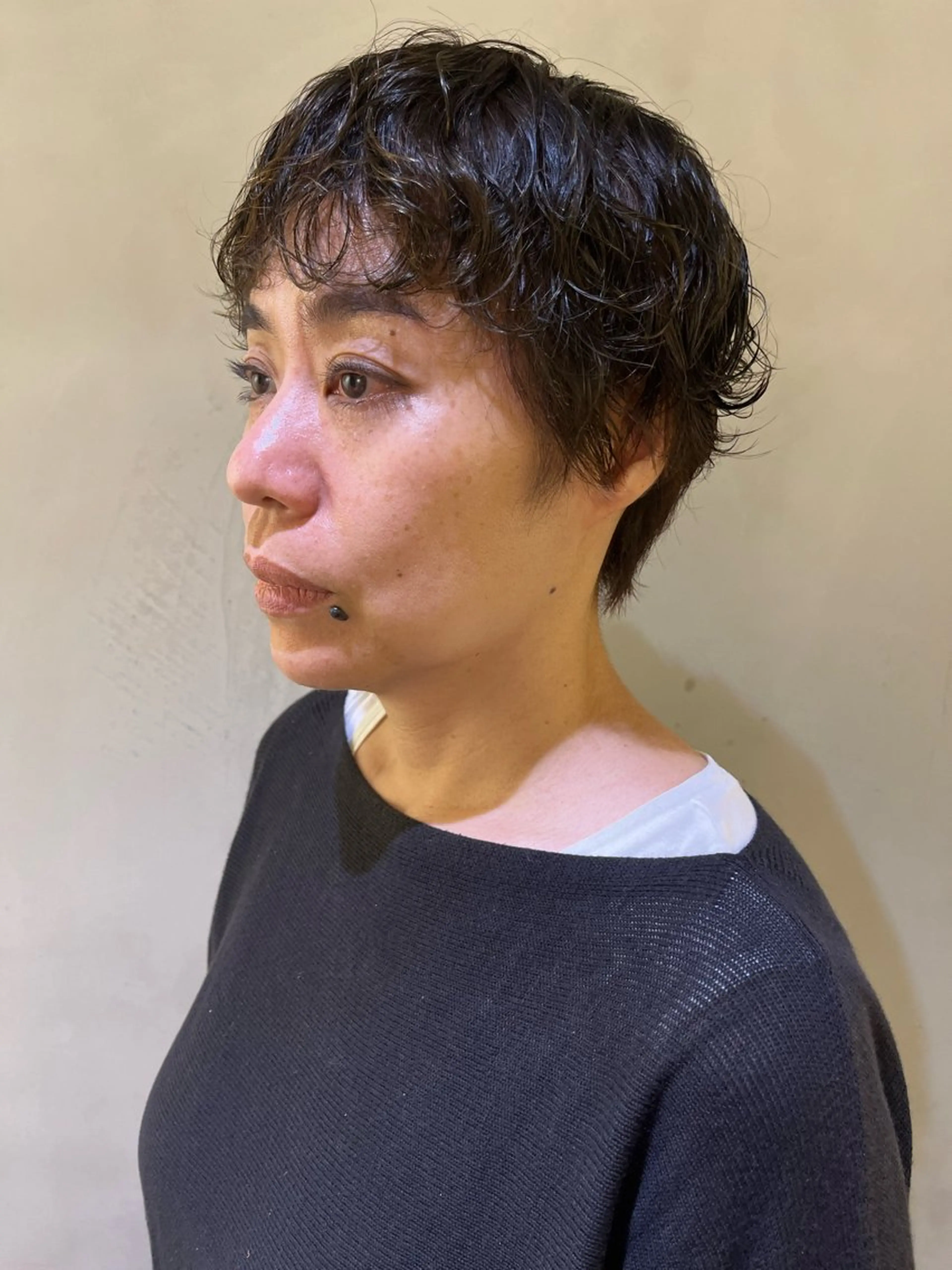 ショート パーマ ヘアアレンジ 伸ばしかけ ショートヘア pu+on. nailworks所属・fuyumi / ニュアンスネイルのネイルデザイン