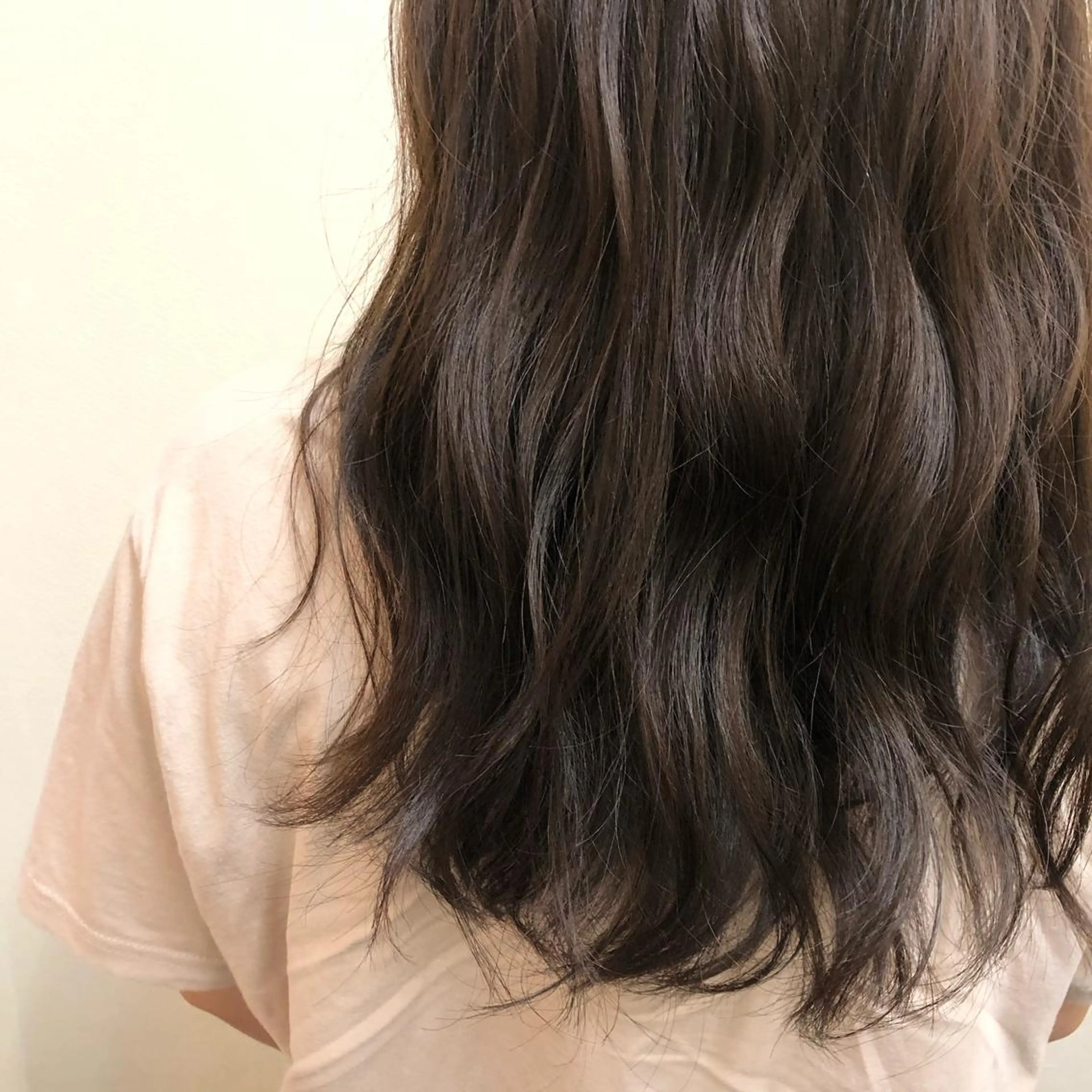 セミロング カラー ベージュカラー ，comma momoka🪄のヘアスタイル