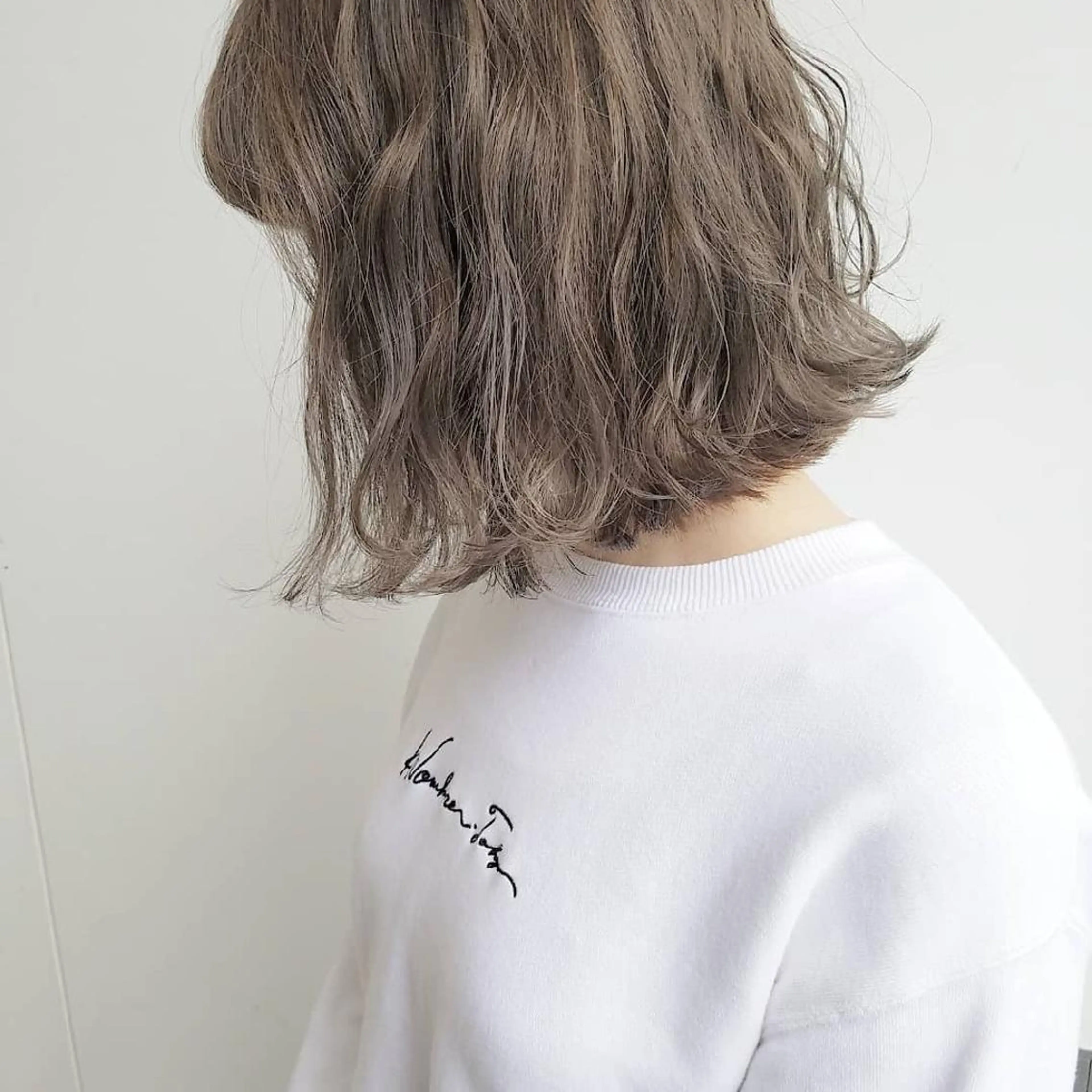 ミディアム カラー パーマ ベージュカラー ミルクティーベージュ iplus✴ まつげ、眉毛、耳つぼのマツエク・マツパデザイン