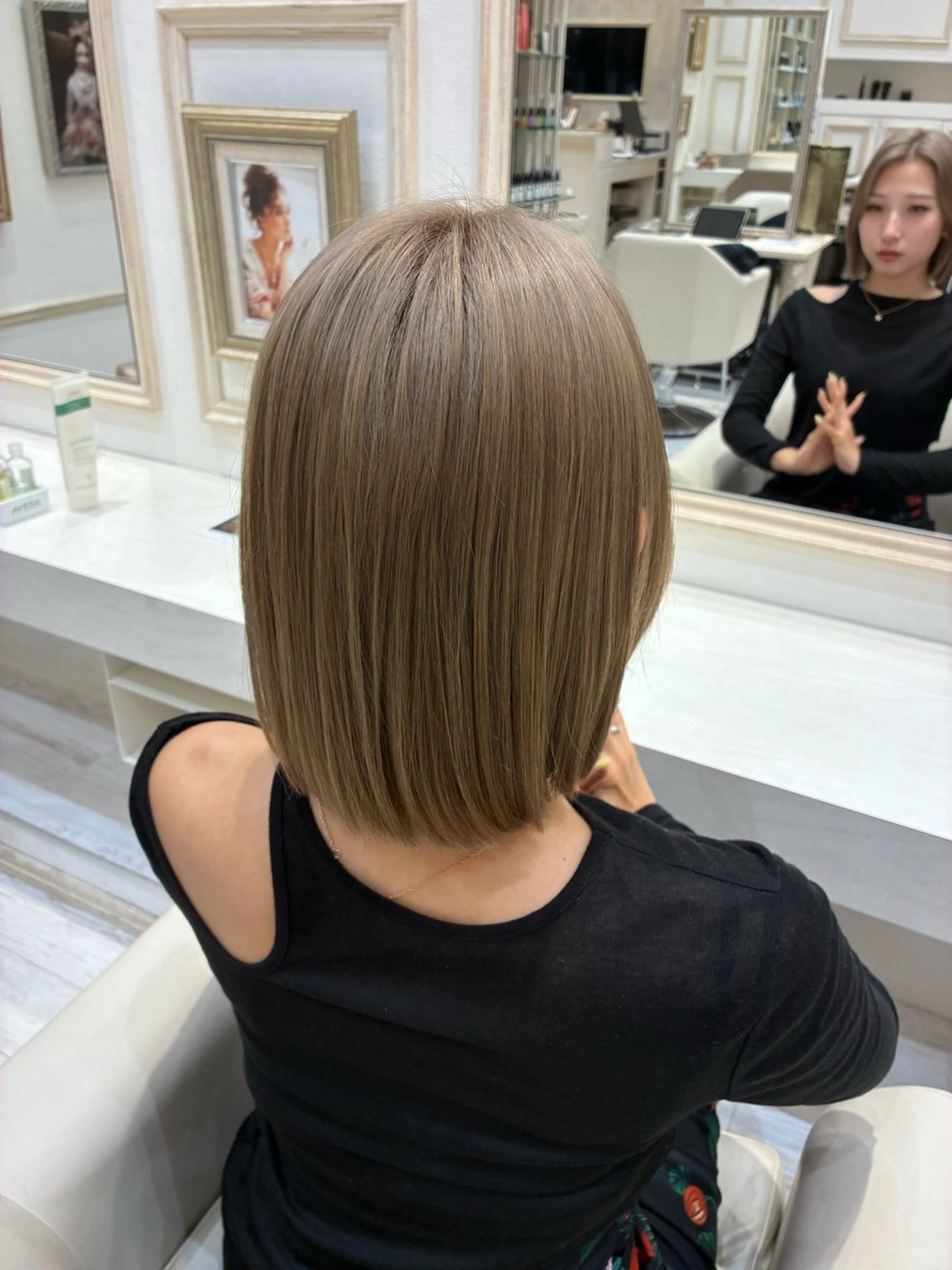 ミディアム カラー ブリーチ グレージュ ハイトーンカラー ボブ レイヤーカット FEERIE ✨️岩崎圭祐✨️のヘアスタイル