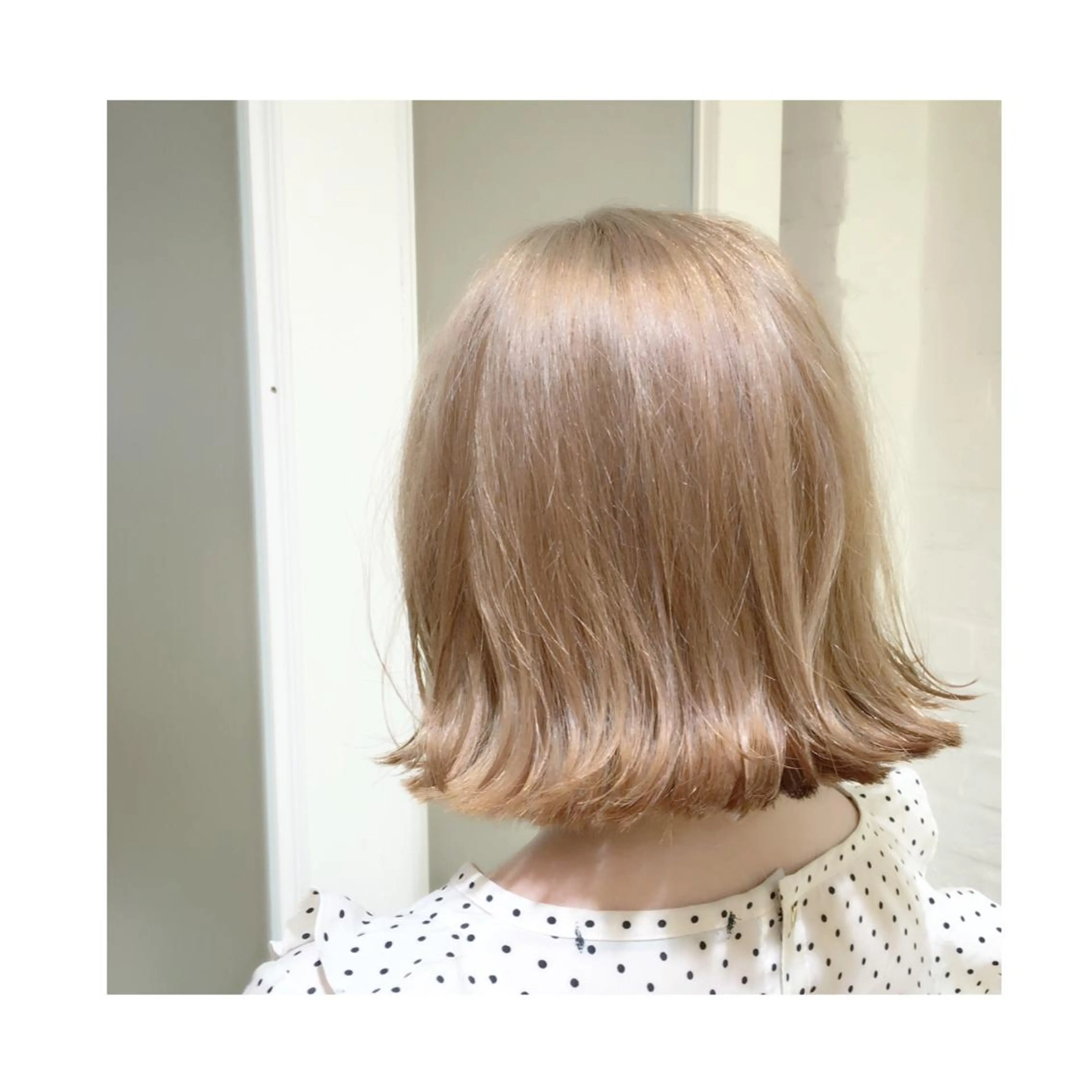 ミディアム カラー ベージュカラー ホワイトベージュ 加藤 あやみのヘアスタイル