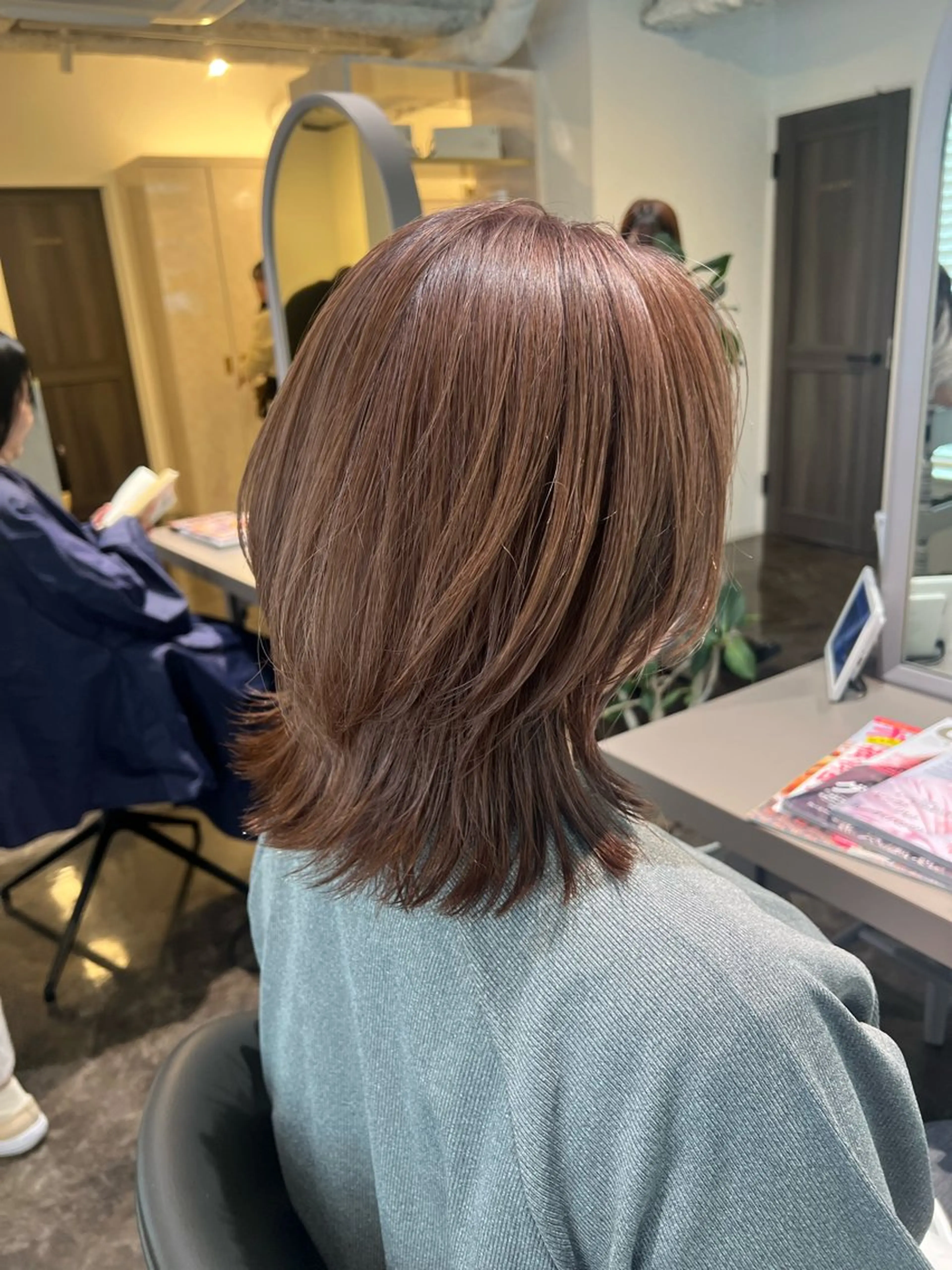 ミディアム カラー ベージュカラー ピンクカラー ピンクベージュ レイヤーカット カット ヘアカラー Okano Mahoのヘアスタイル