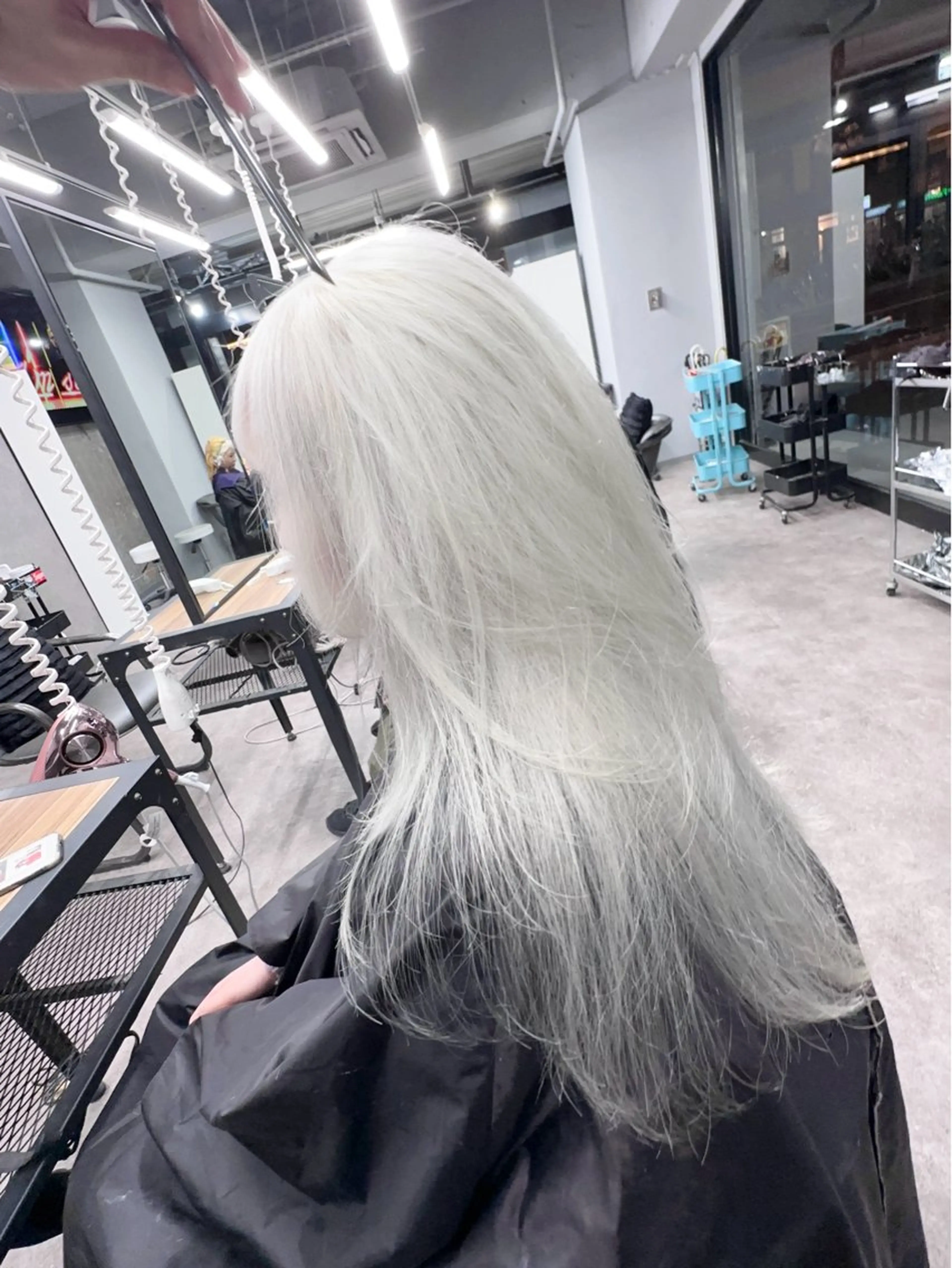 ロング ヘアカラー 前髪カット🩶レイヤ ー🩶ハイトーン🩶のヘアスタイル