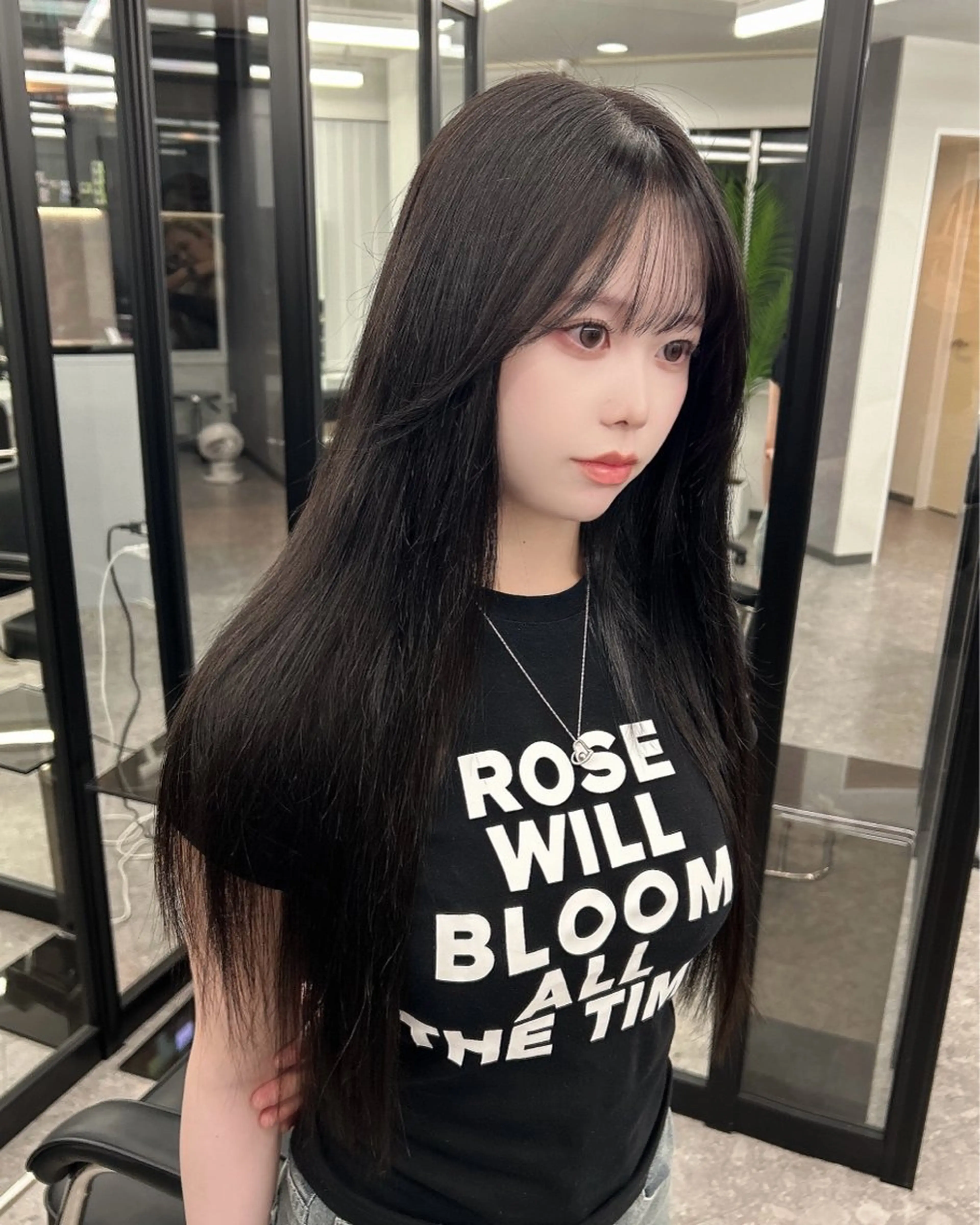 ロング カラー 黒髪 グレーブラック エクステ ヘアカラー エクステ LANDS所属・nanaka 🤍韓国ワンホンヘアのヘアスタイル