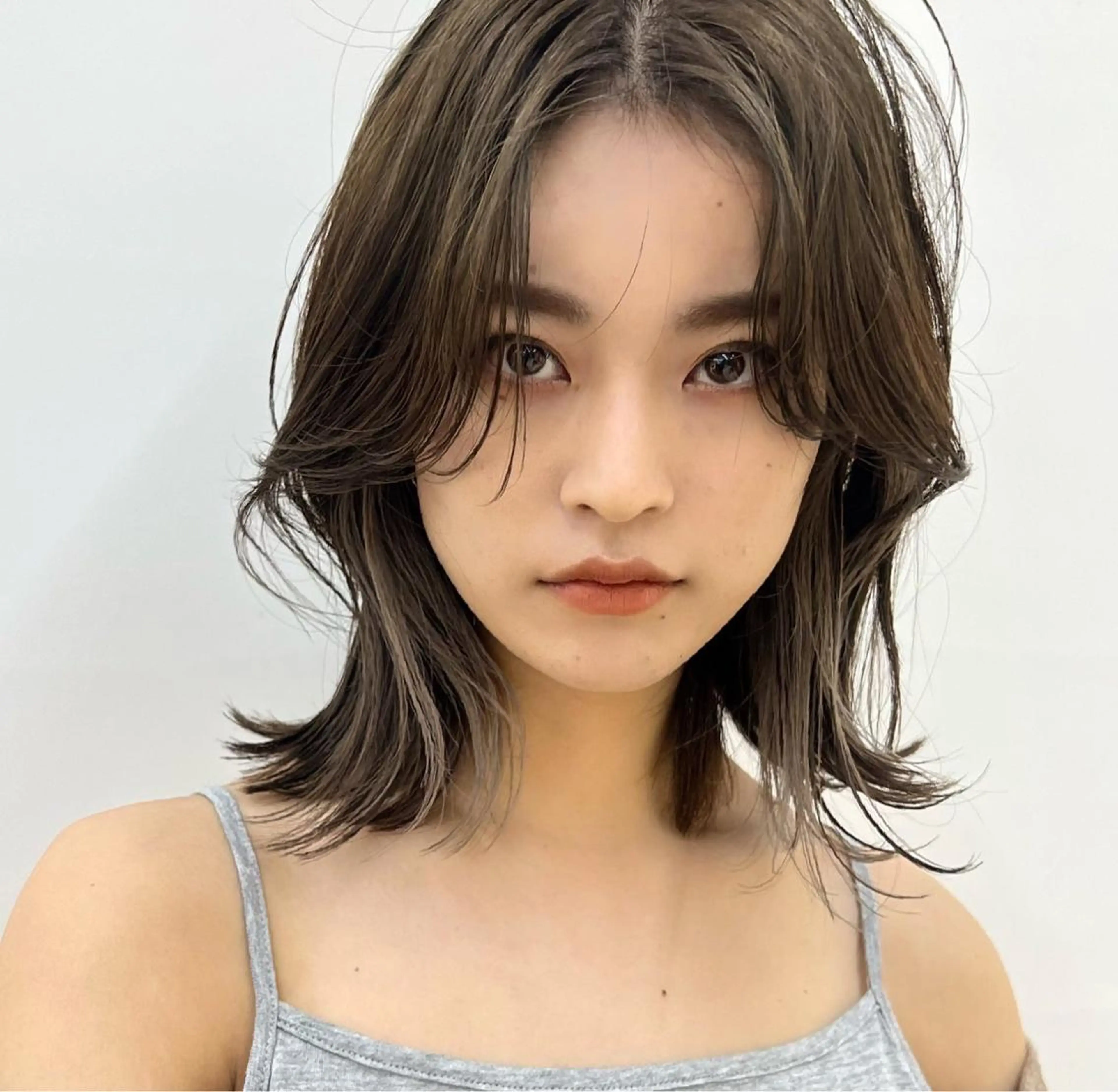 ミディアム カラー ベージュカラー グレージュ ボブ くびれヘア くせ毛 ヘアカラー トリートメント ニュアンスレイヤー ハイトーンカラーのヘアスタイル