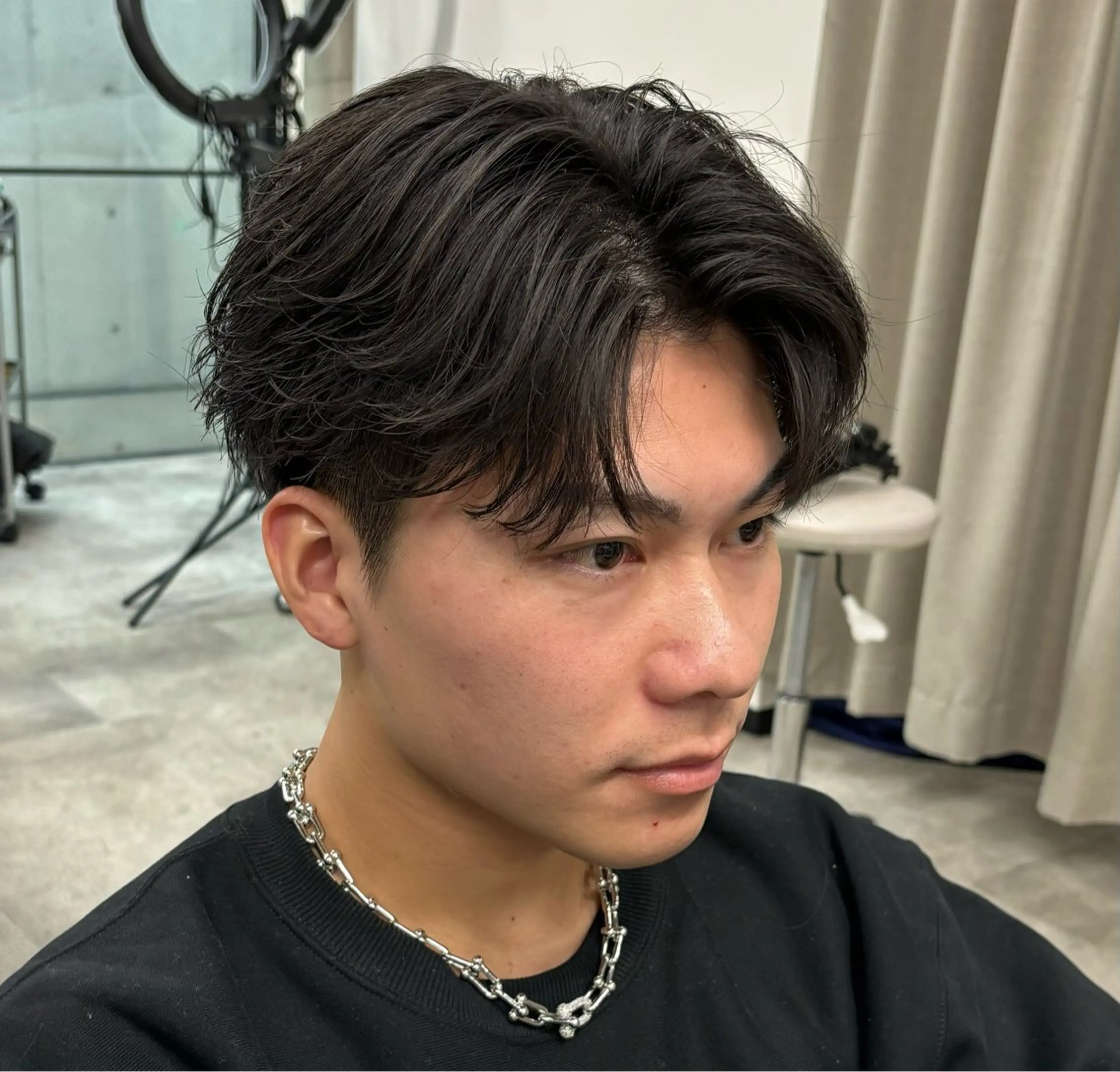 ミディアム メンズ センターパート era2d所属・マコト/心斎橋 メンズ専門店のヘアスタイル