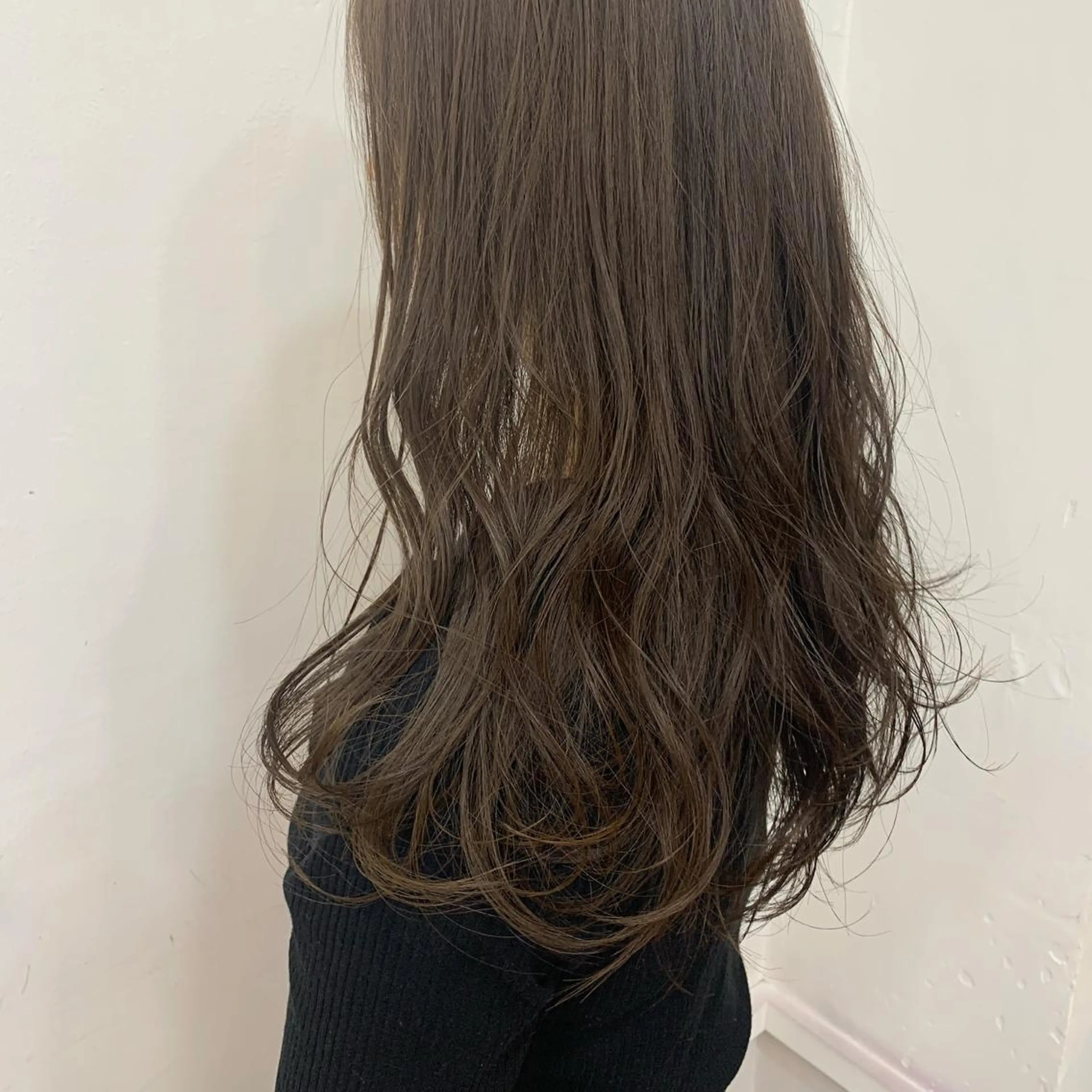 ロング カラー ベージュカラー ヘアカラー トリートメント chama レイヤーカットのヘアスタイル