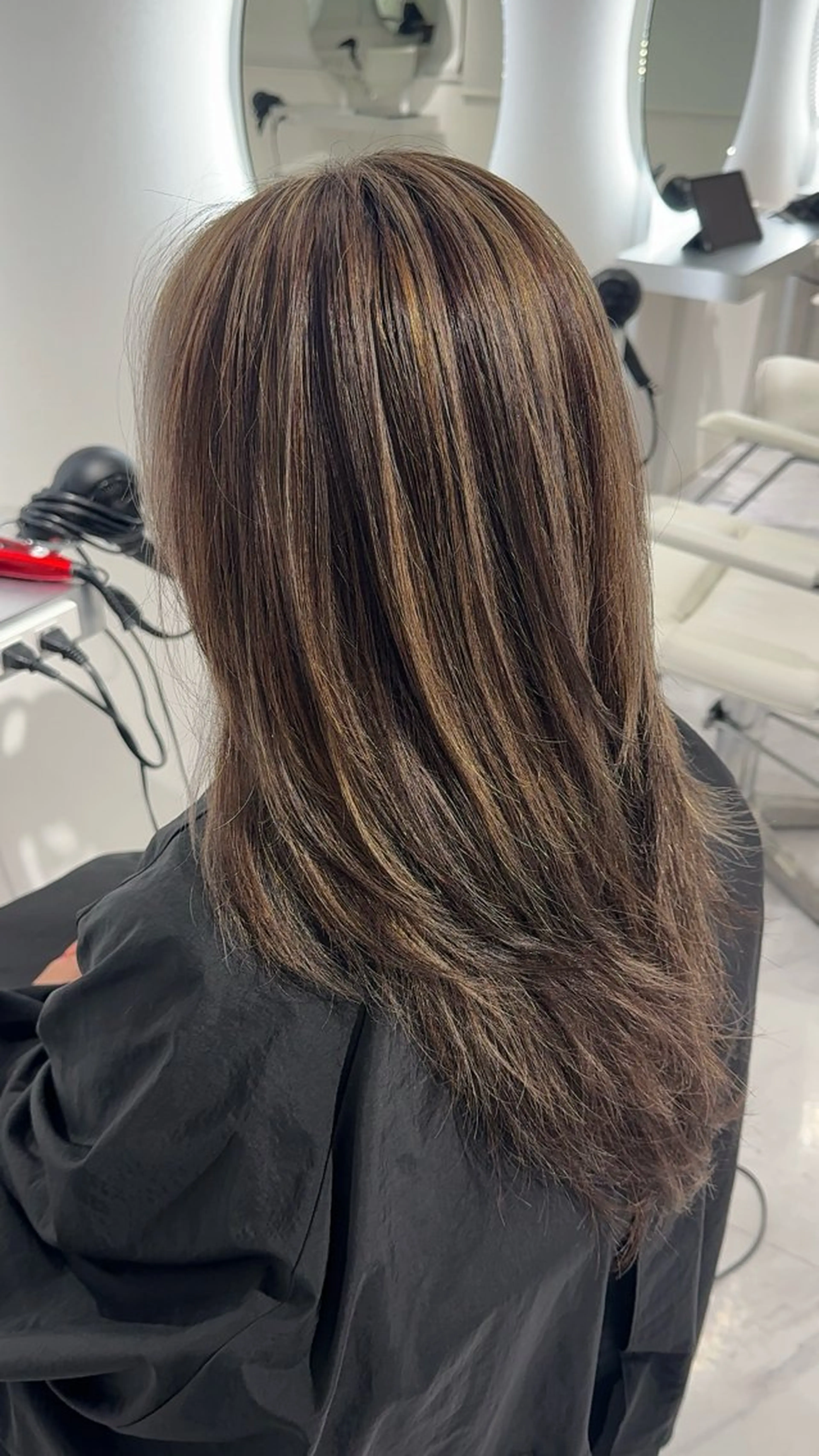 セミロング ハイライト ヘアカラー 八鍬 梨央菜のヘアスタイル