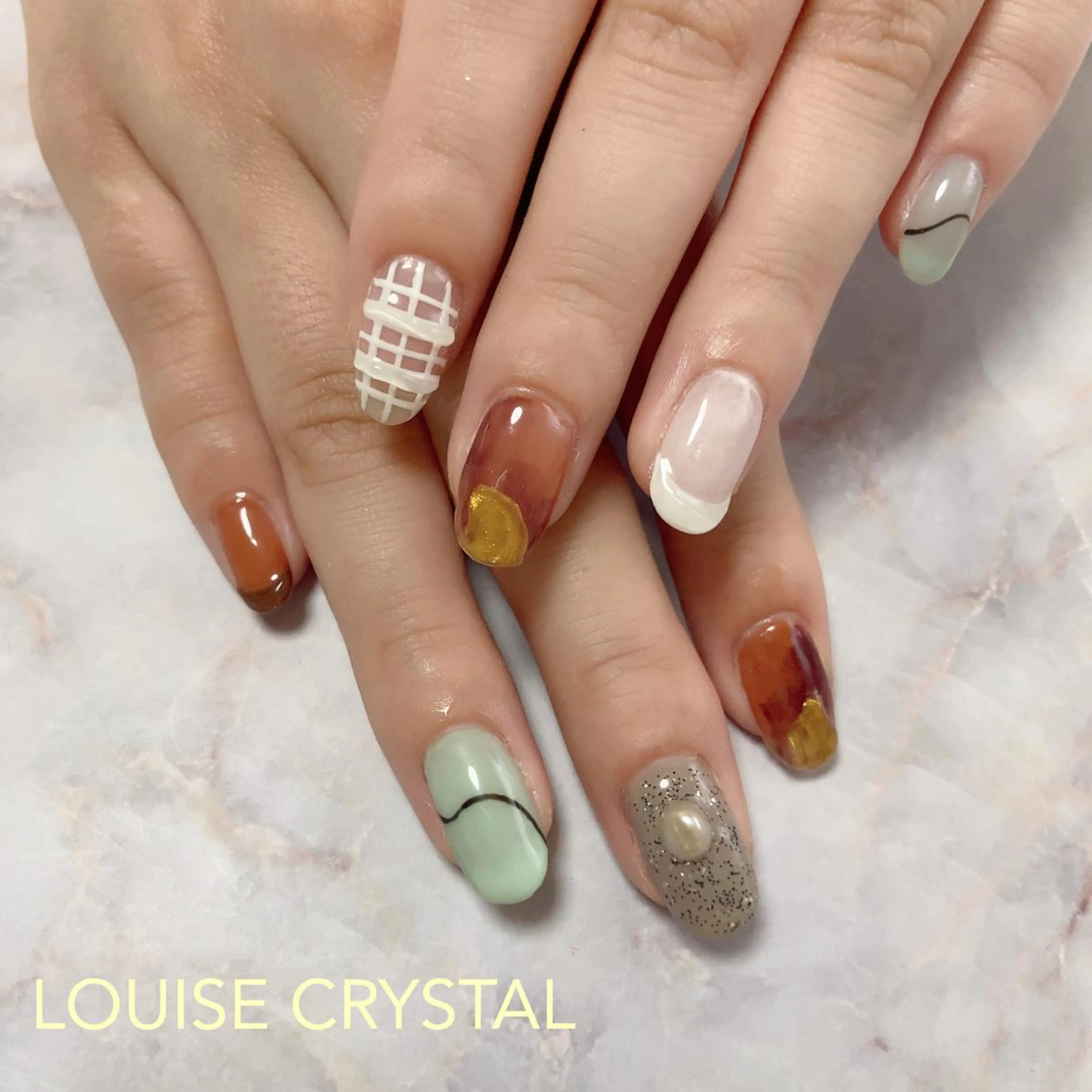 ネイル ハンドネイル LOUISE CRYSTALのネイルデザイン