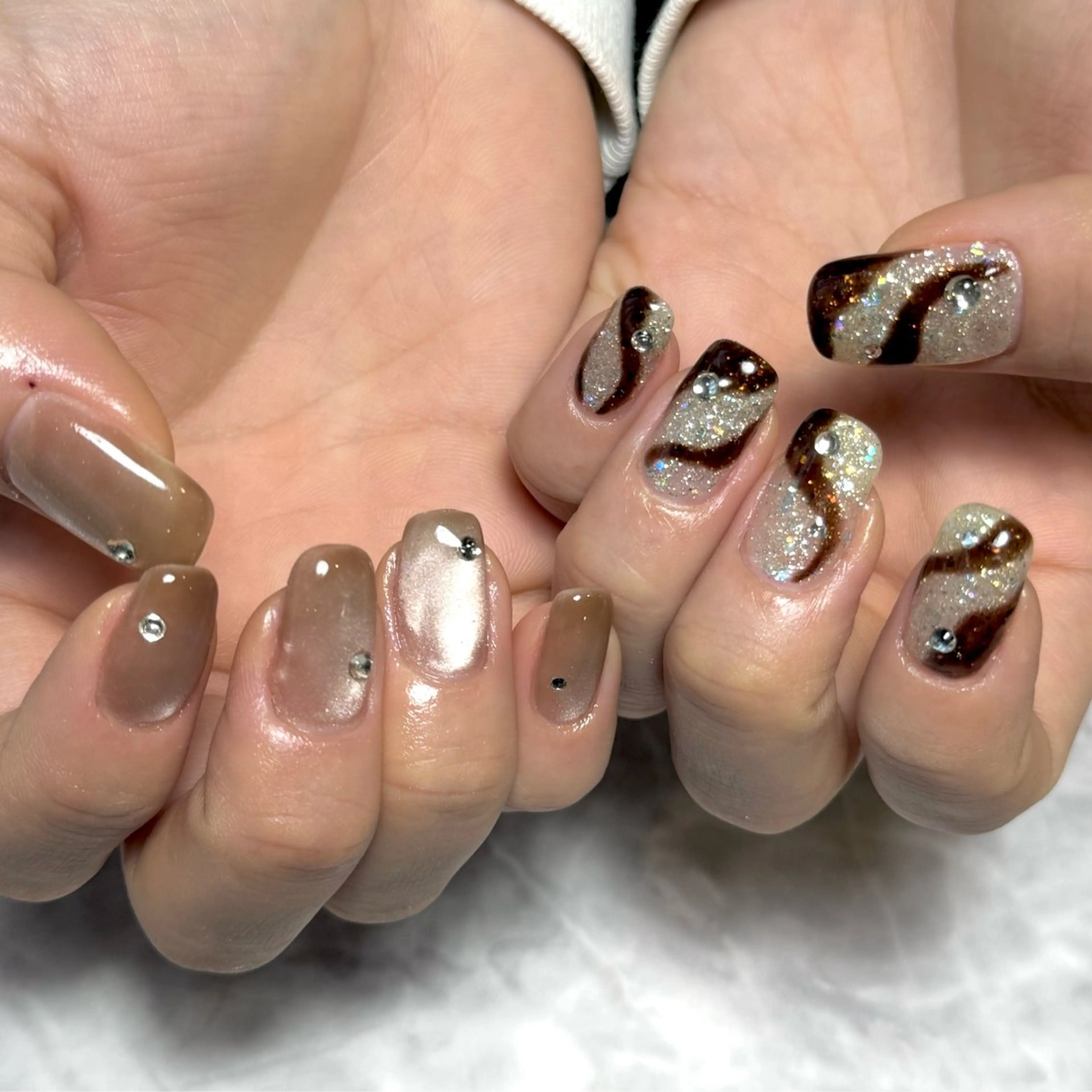 ネイル ブラウン キラキラネイル マグネットネイル ワンホンネイル ハンドネイル Nail Salon Lillion【リリオン】所属・lillion karenのネイルデザイン