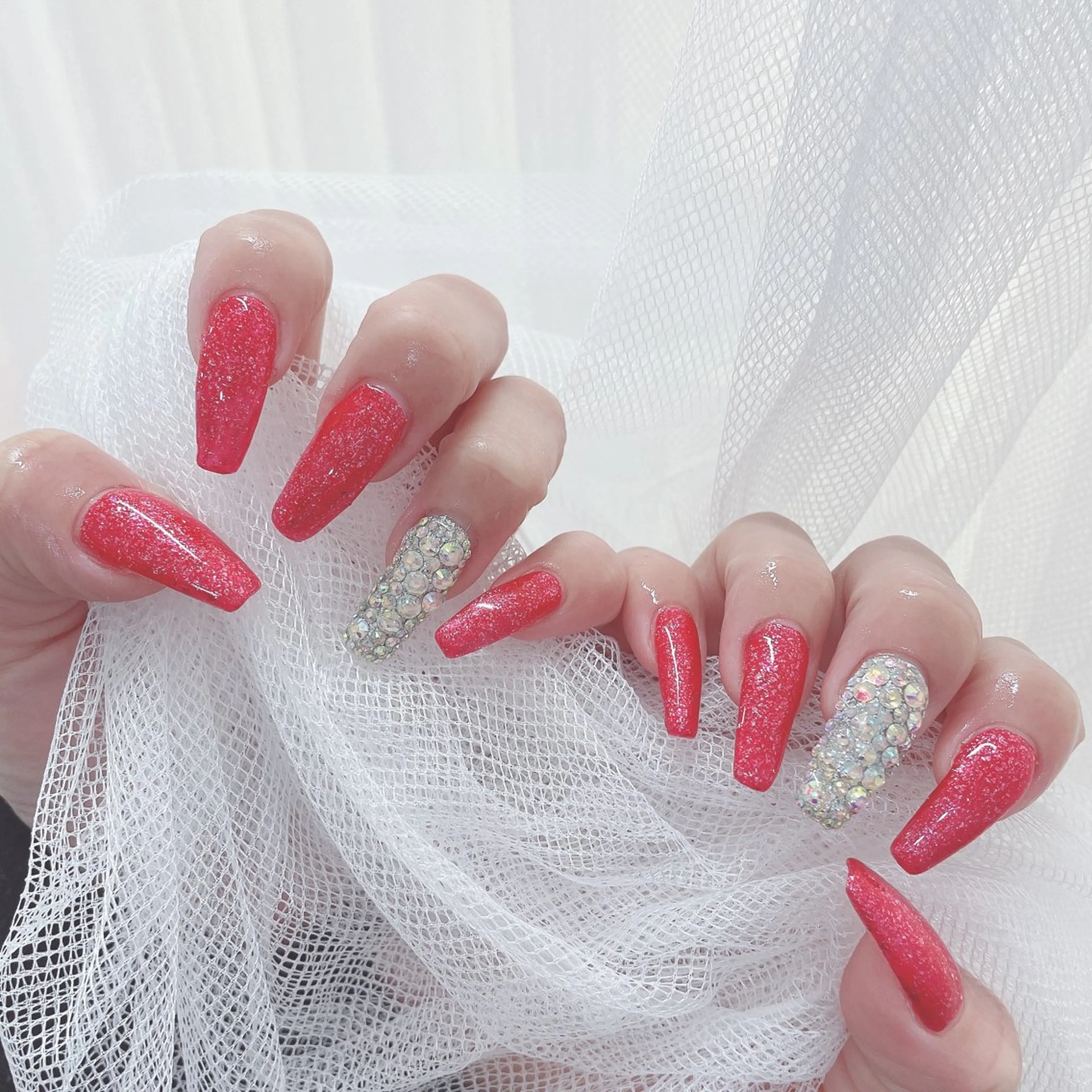 ネイル オーロラネイル ラメ(グリッター) 赤色 ストーンネイル Salon de Navi所属・🎀向田 優花🎀のネイルデザイン