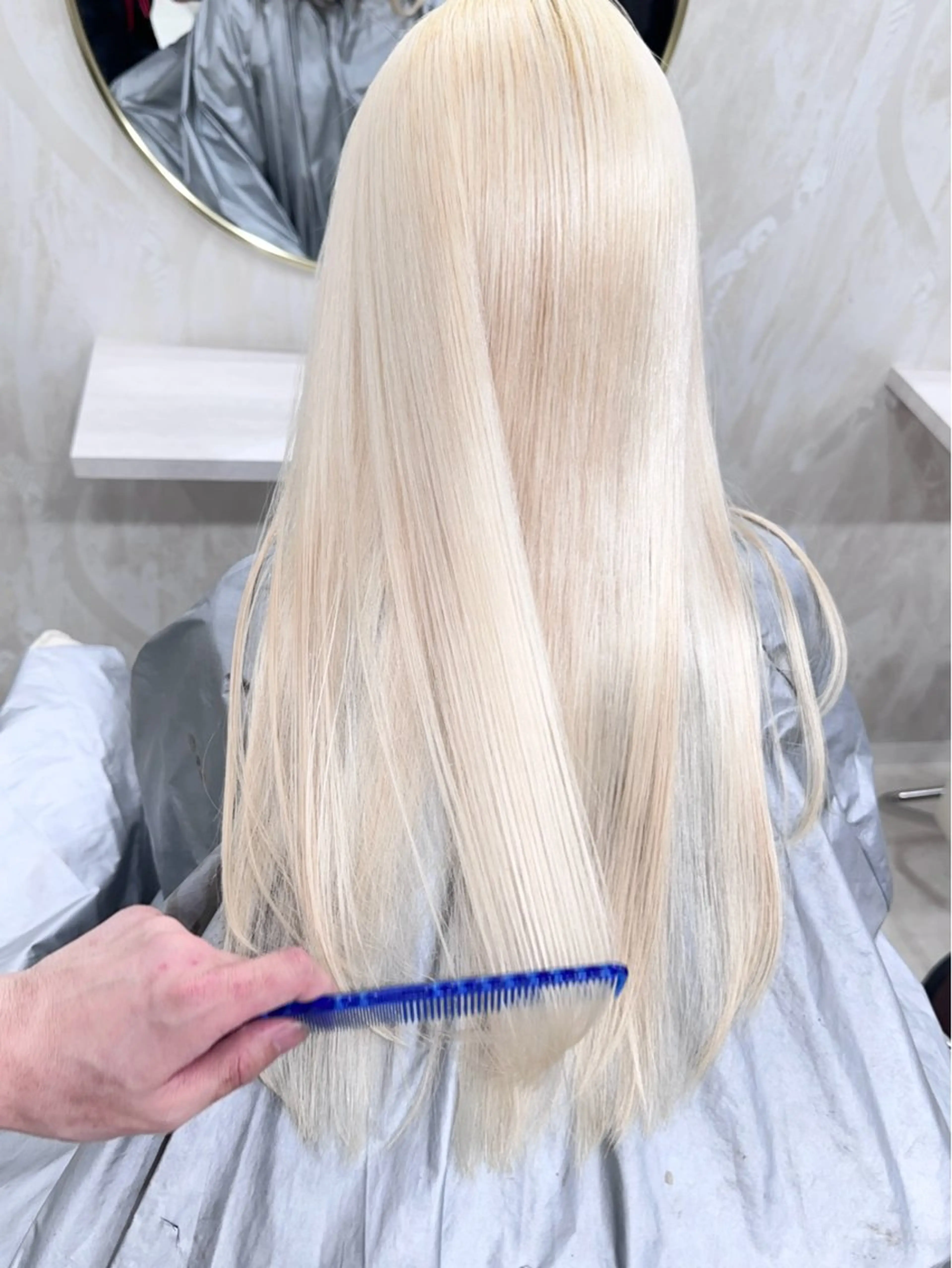ロング ヘアカラー 前髪カット🩶レイヤ ー🩶ハイトーン🩶のヘアスタイル