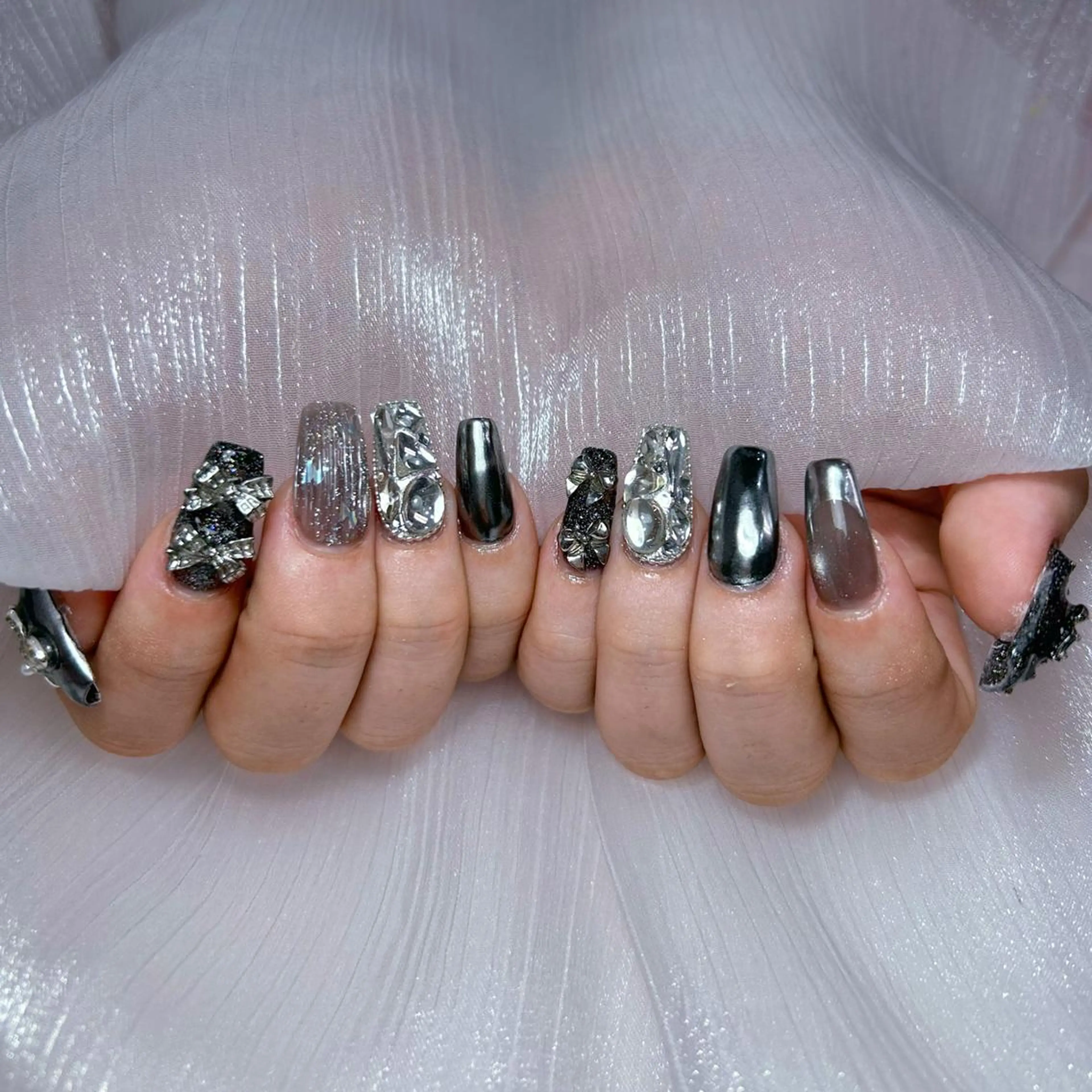 ネイル アートネイル オーロラネイル ガーリー キラキラネイル 韓国ネイル ハンドネイル DIAMOND 💅のネイルデザイン
