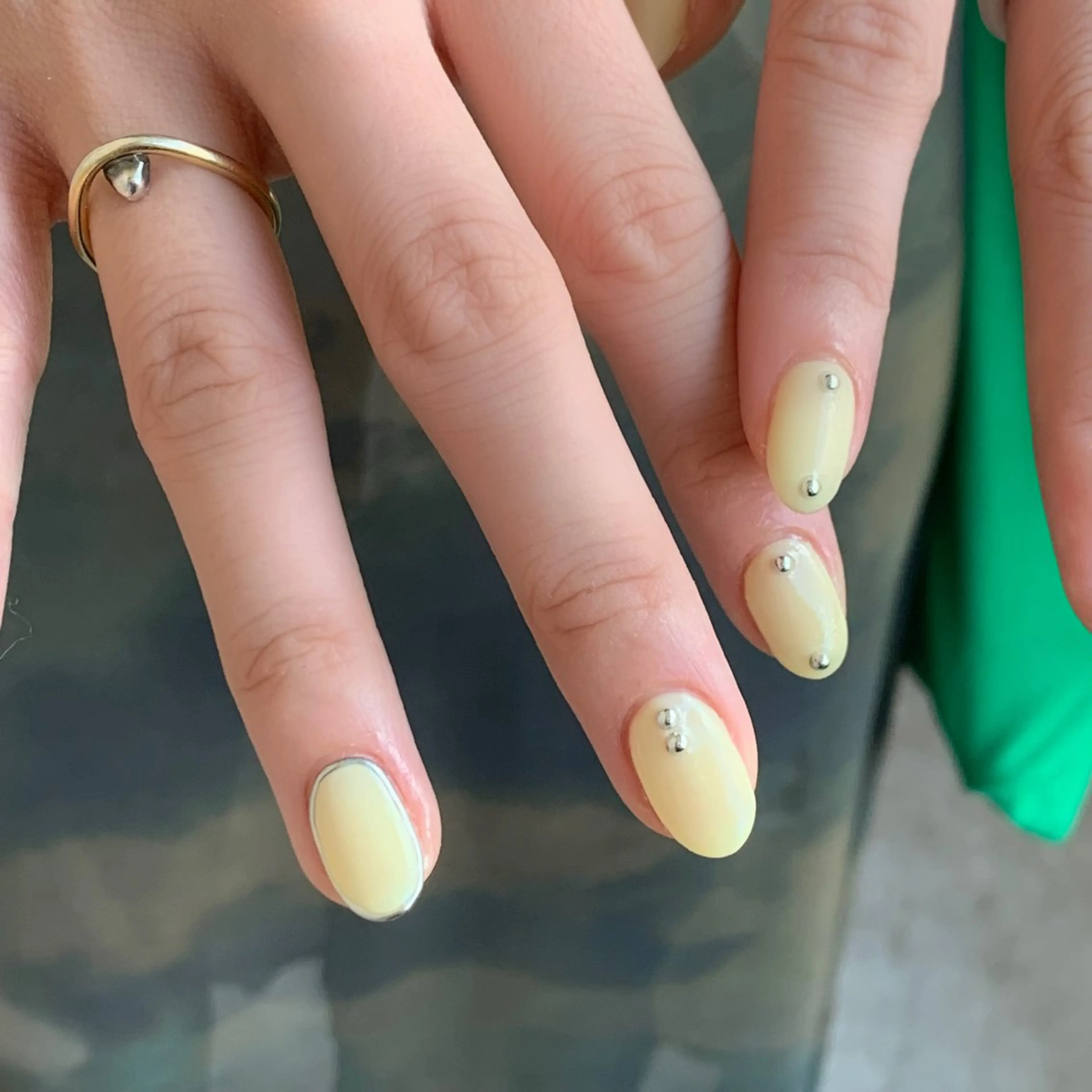 ネイル シルバー 黄色 Black sheep.所属・Fujimori .のネイルデザイン