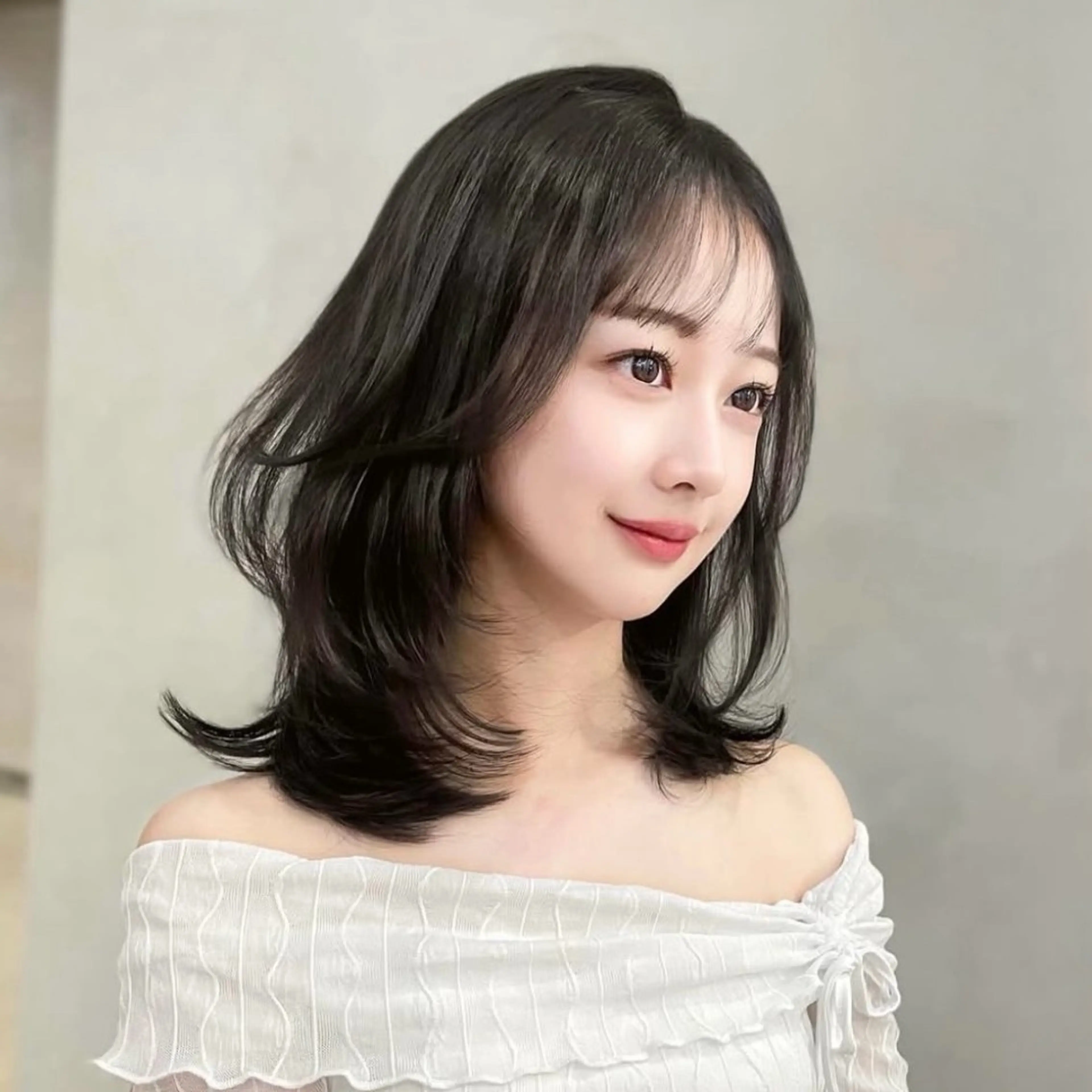 ミディアム カラー ミディアムレイヤー アッシュ アッシュグレー レイヤーカット モテ韓国ヘア/ レイヤー🤍RIKAのヘアスタイル