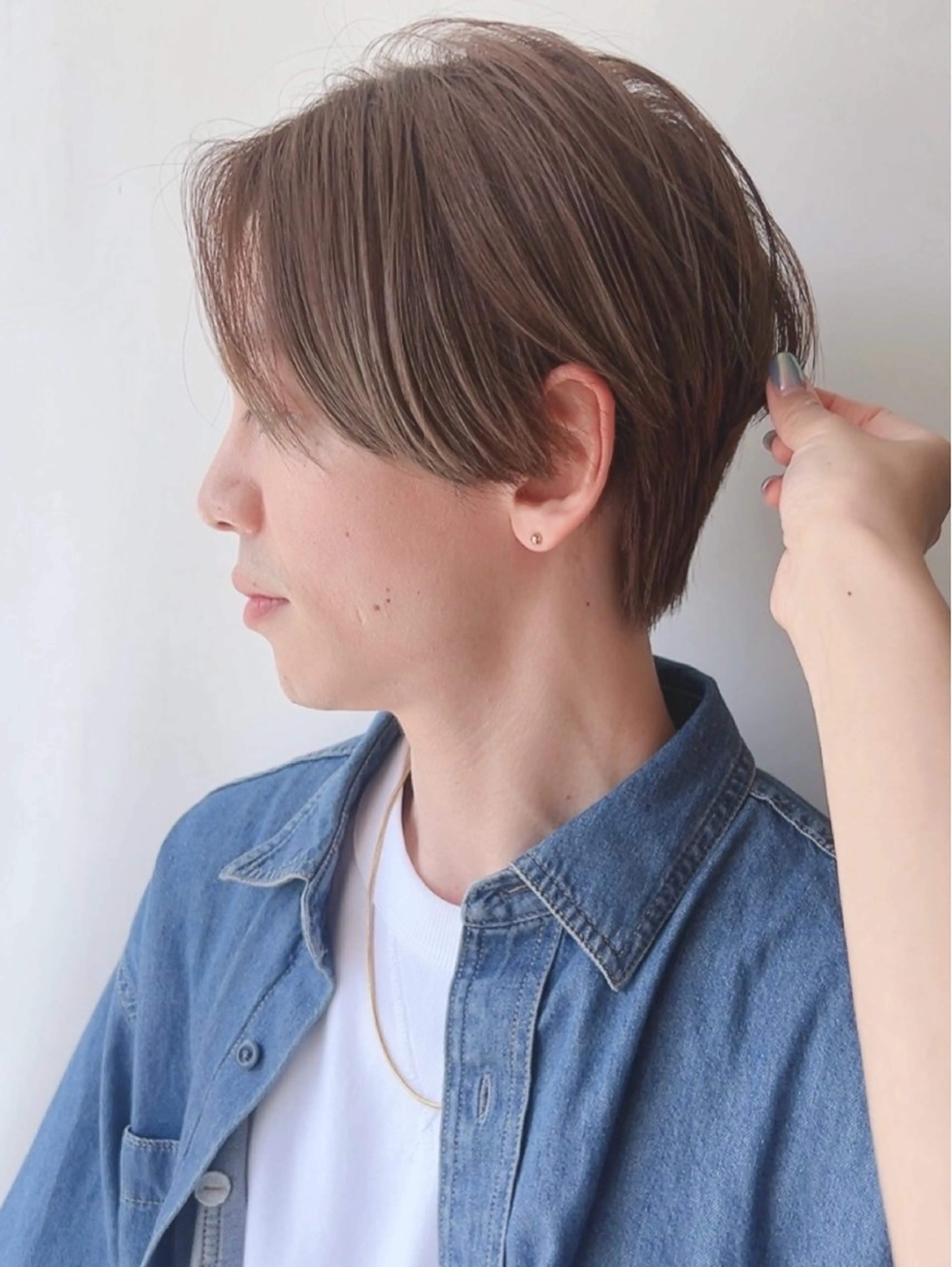 ショート カラー メンズ ハンサムショート ベージュカラー ショートヘア morio from london所属・松岡彩華 ボブ /グレージュのヘアスタイル