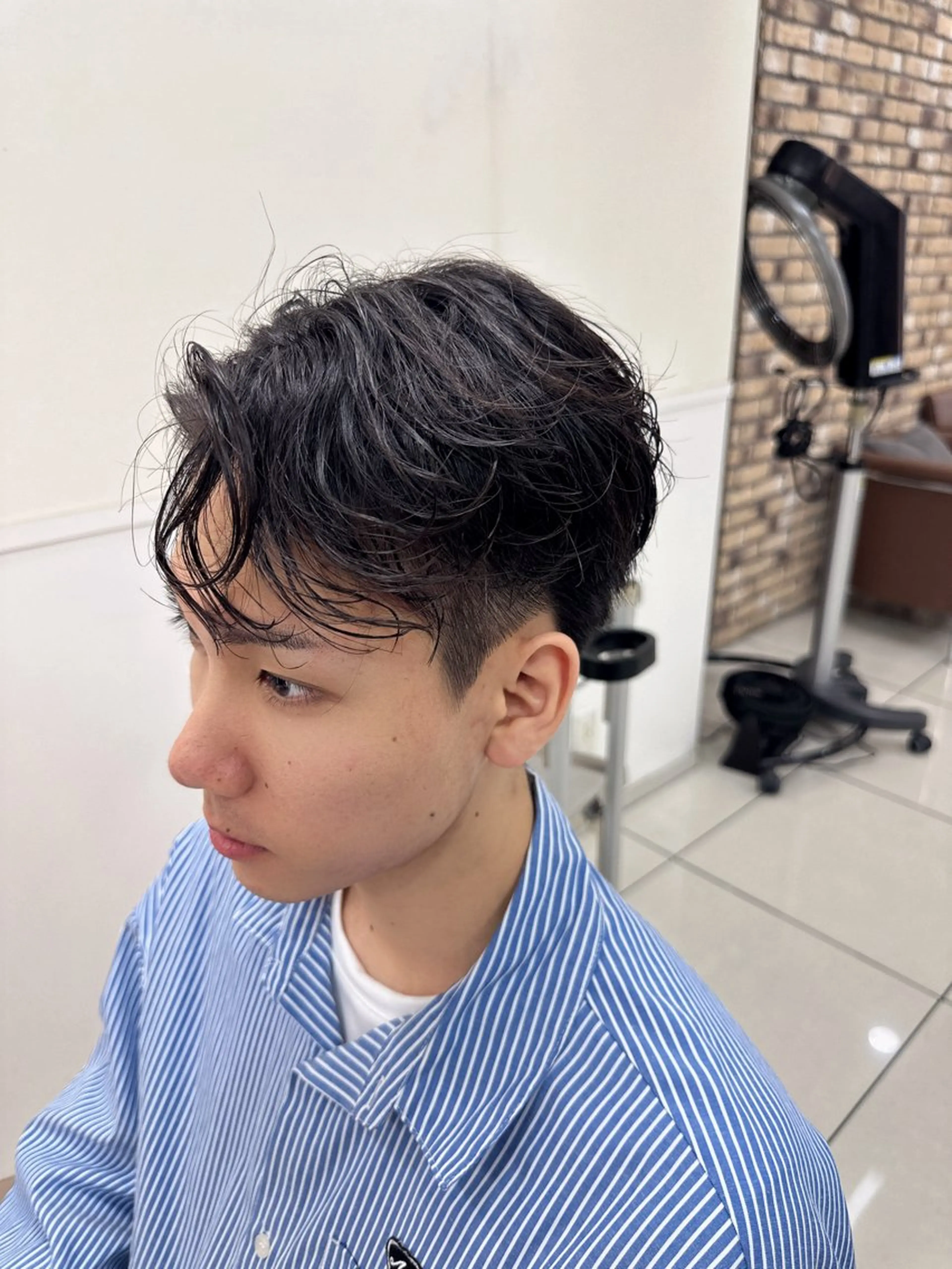 パーマ メンズ パーマ ラウンドマッシュシャ ドウニュアンスパーマのヘアスタイル