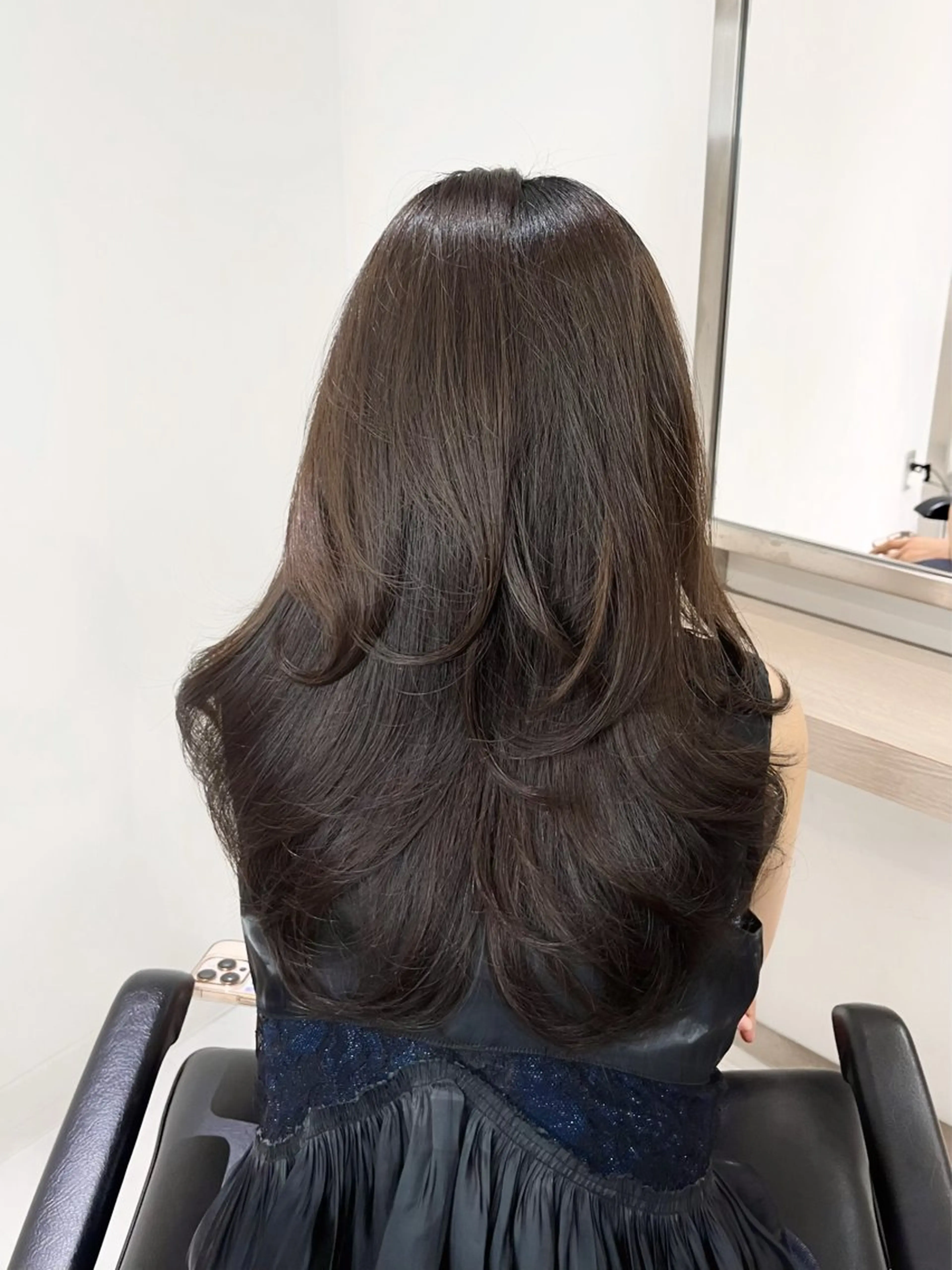 ロング セピアベージュ ヘアカラー YOLO/ HANAのヘアスタイル