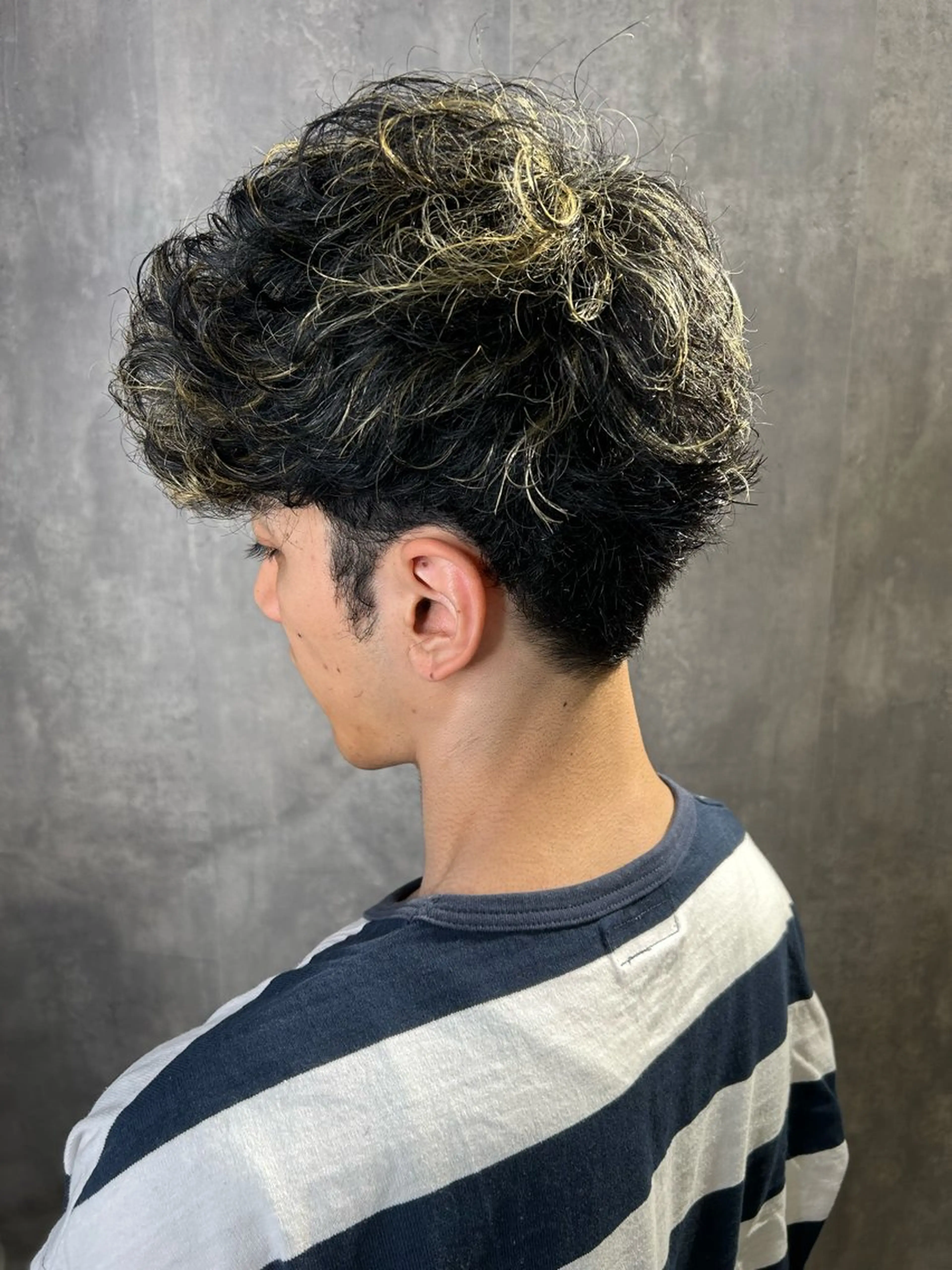 ミディアム パーマ メンズ スペインカール カット フェザーパーマ癖毛 曲がる縮毛矯正森岡のヘアスタイル