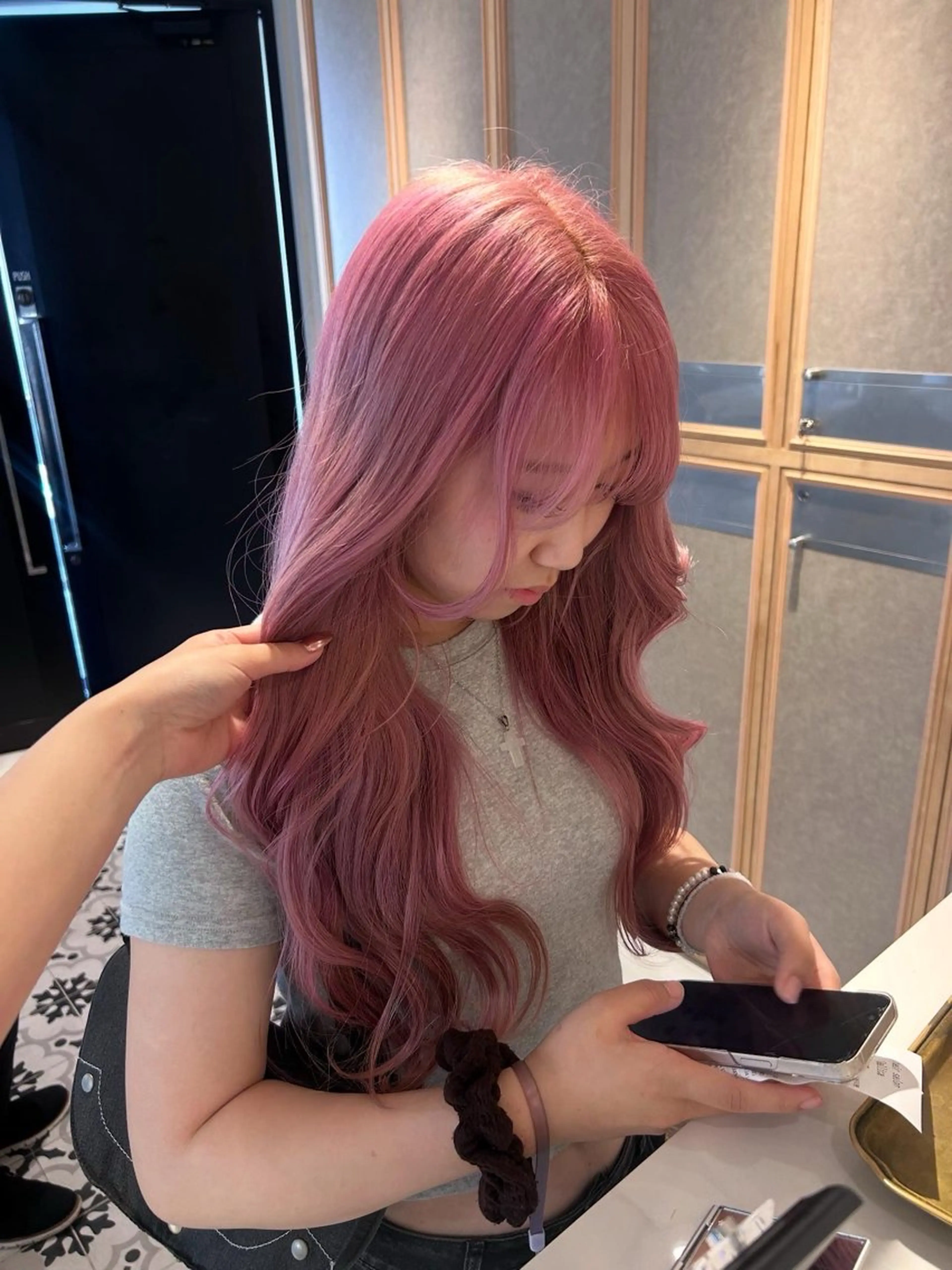 ロング カラー ハイトーンカラー ピンクカラー ヘアカラー トリートメント ヘッドスパ ヘアセット ハイトーン/エクステ レイヤー/mikoのヘアスタイル
