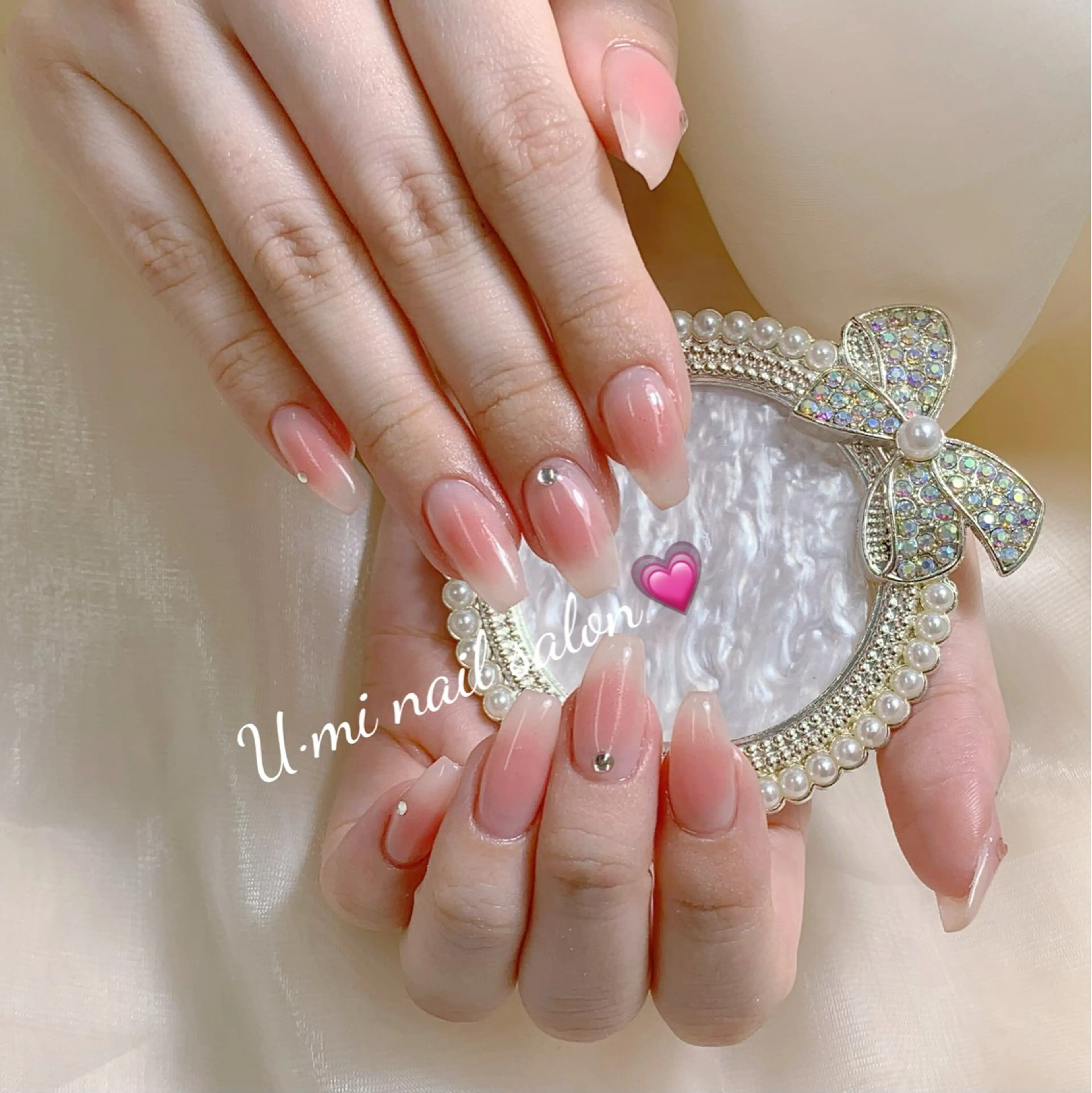ネイル チークネイル ストーンネイル ハンドネイル U·Mi nail salon所属・U·Mi 容のネイルデザイン