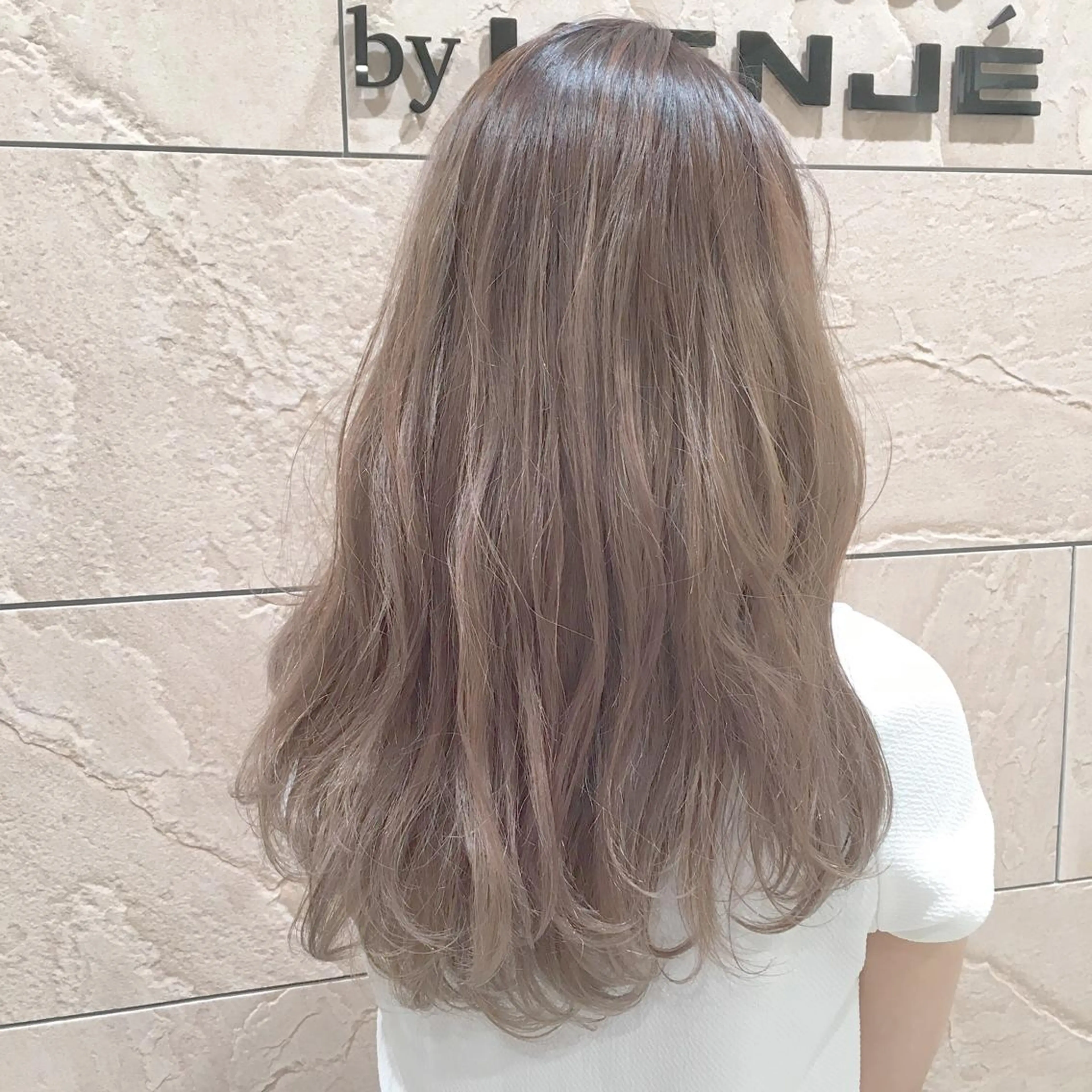 セミロング カラー パーマ ヘアアレンジ ベージュカラー ブリーチ グラデーションカラー ミルクティーベージュ LUCK本厚木 浦住 貴大のヘアスタイル