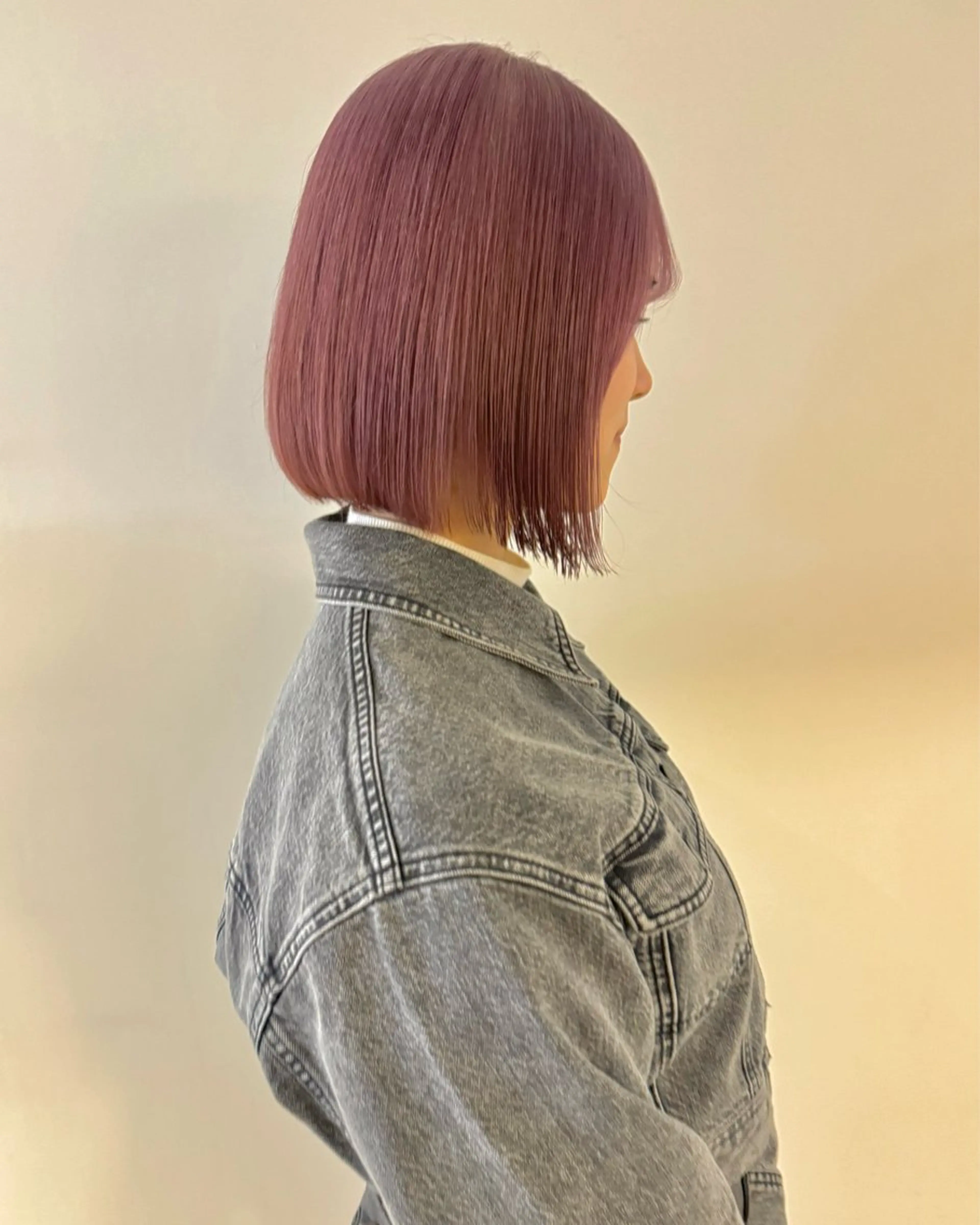 ショート カラー ベージュカラー ハイトーンカラー ピンクカラー ピンクベージュ RAIMA ハイトーンレイヤーのヘアスタイル