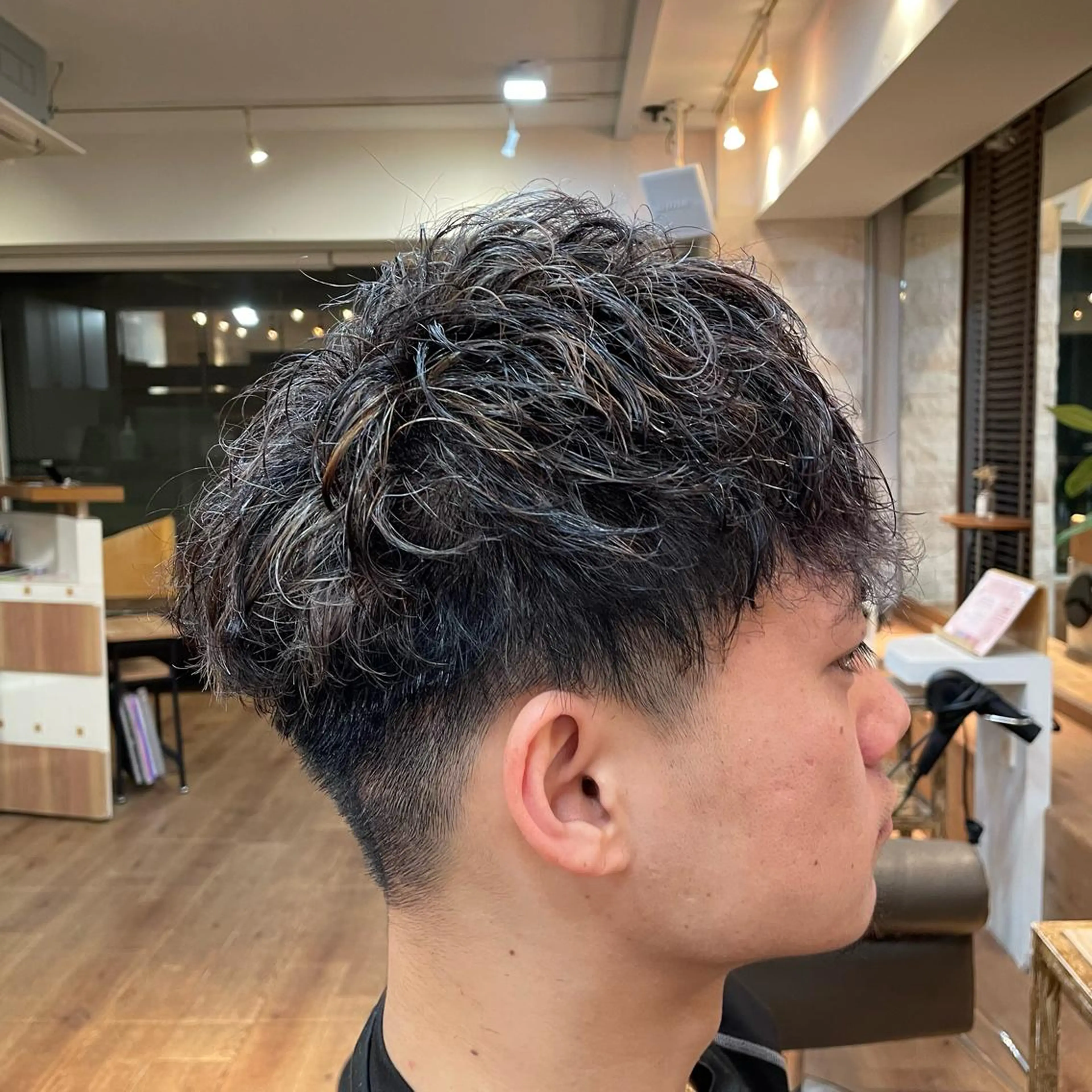 カラー パーマ メンズ メンズハイライト ハイライトカラー 西村 友佑のヘアスタイル