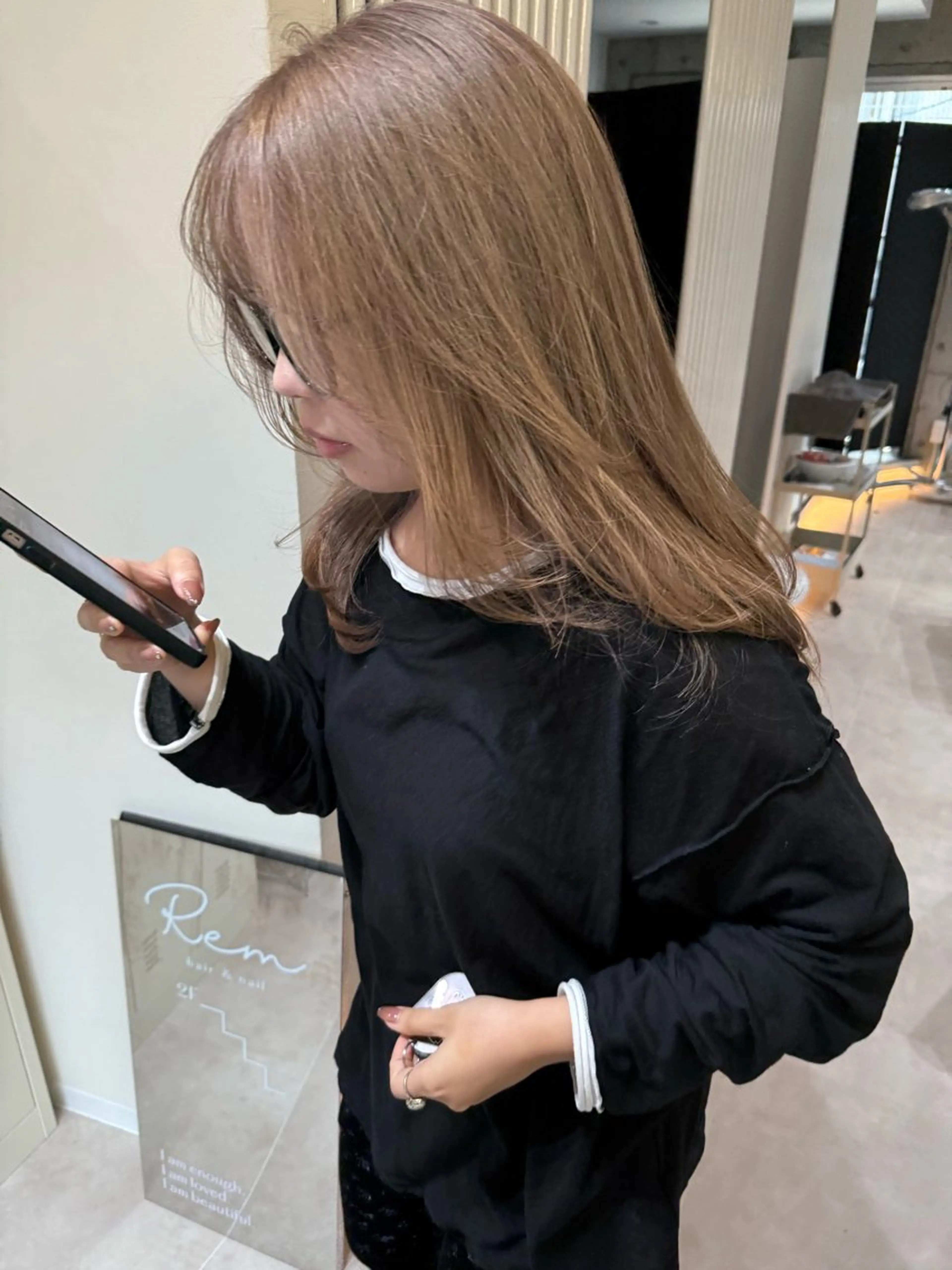 セミロング カラー ベージュカラー ブリーチ レイヤーカット ヘアカラー トリートメント Rem所属・HONDA KANONのヘアスタイル