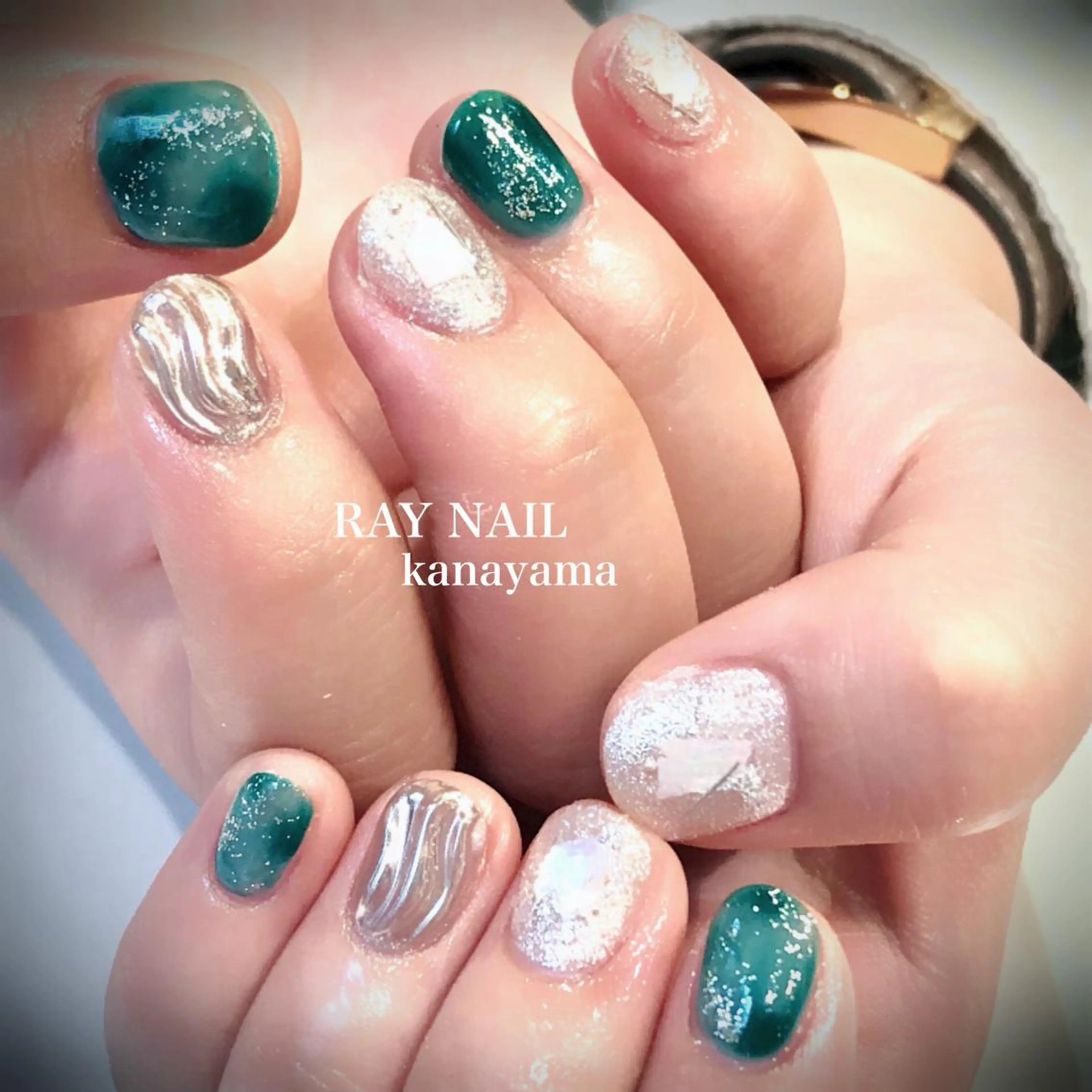 ネイル グリーン ニュアンスネイル Arowa 伊田のネイルデザイン